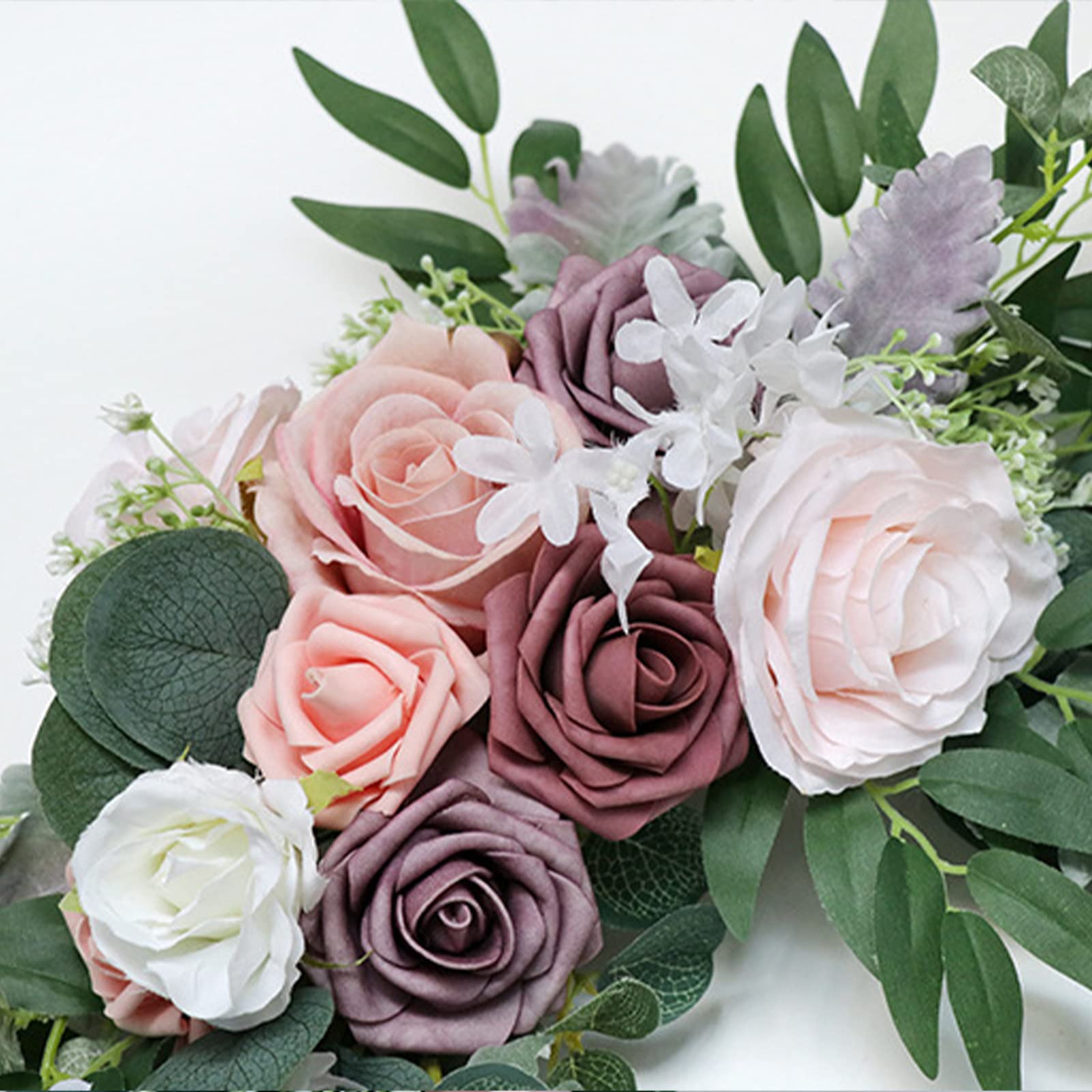 De boog versieren met bloemen en stof voor een huwelijksceremonie in de natuur | Premium Foto