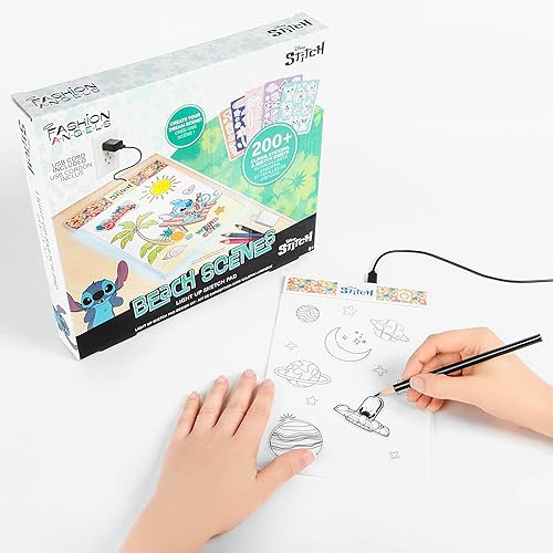 Fashion Angels Disney Stitch Beach Scenes - Bloc de dibujo iluminado, kit de diseño con almohadilla de rastreo iluminada, 5 adhesivos de vinilo