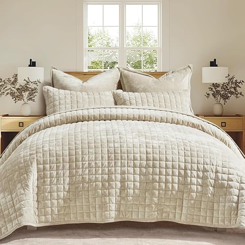 RECYCO Luxury Velvet Quilt Set, California King 118'' x 106'' Oversized Bedspread, Ultra Soft Velvet Comforter, Lightweight Box Stitch Bedding Sets for All Season, with 2 Shams, Beige