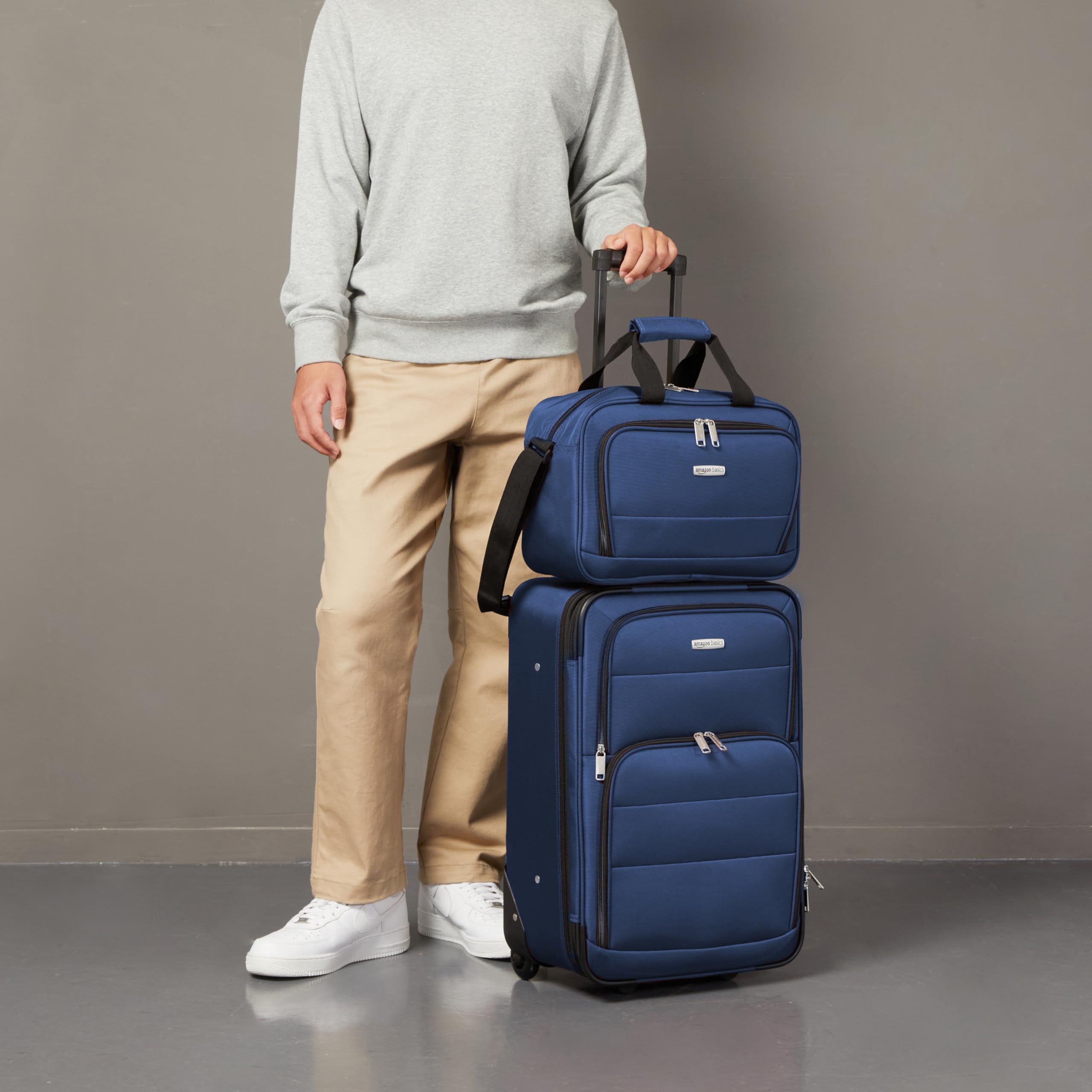Amazon Basics Set di 2 Bagagli Impilabili, Valigia Espandibile (58 cm) e Borsa in Tessuto (25 cm), Leggeri, 100% Poliestere, Blu Scuro