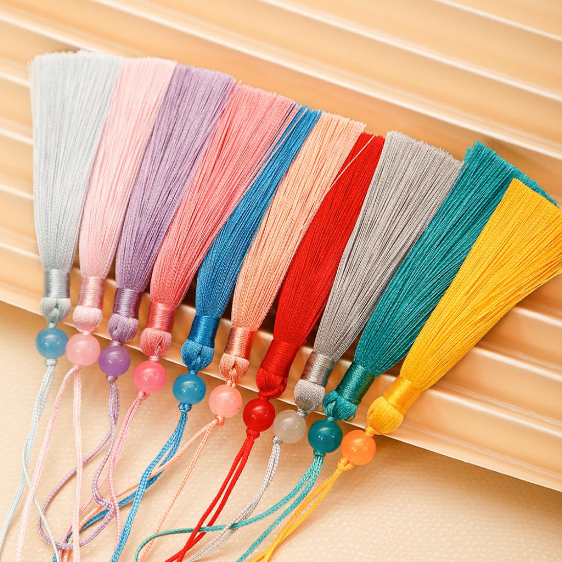 Produktbild von Quasten,100 Stück Handgefertigte Seidige Quasten Anhänger Mini Quaste Fransen Lesezeichen Kordel Handy Bommel Anhänger,für Schmuckherstellung, Schlüsselanhänger, Basteln & DIY(10 Farben