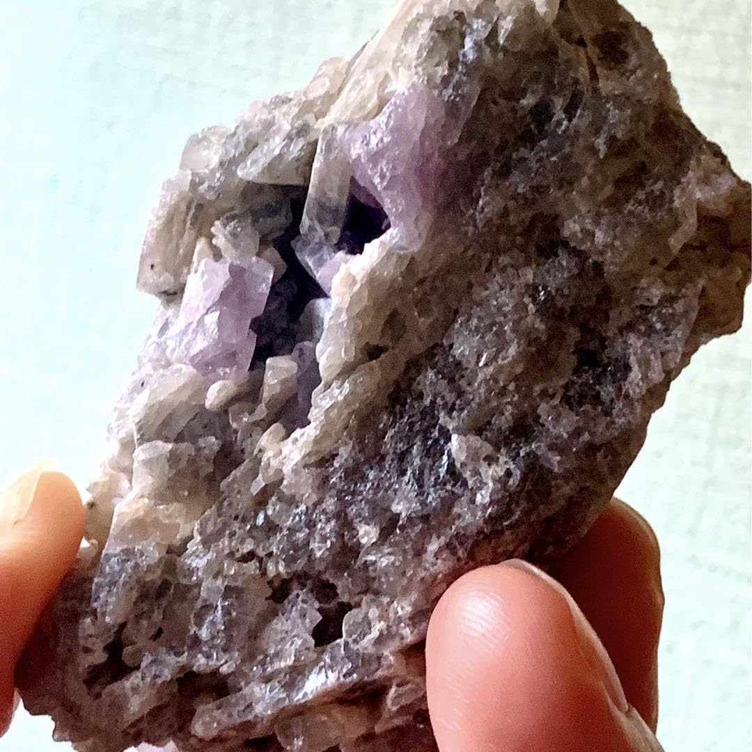 ライラックカラースピネル母岩付き特大標本174g Amazon.co.jp: ライラックカラースピネル母岩付き特大標本174g