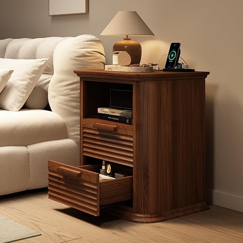 Miniatura 4 de Mesita de noche acanalada con estación de carga, moderna mesa auxiliar con 2 cajones y almacenamiento abierto, mesita de noche de madera con esquina