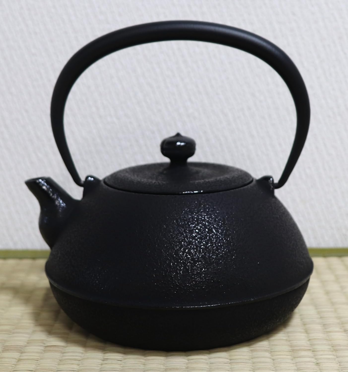 送料無料】 鉄瓶 平六アラレ 黒焼付 14型 1300ml（1.3L） / 岩鋳 南部