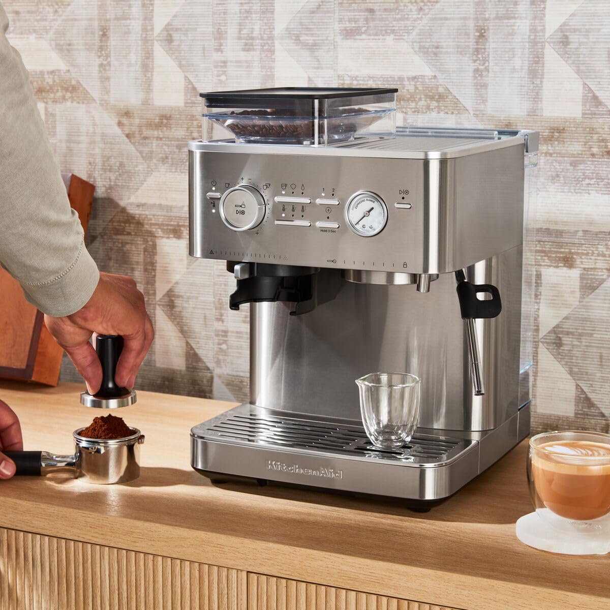 KitchenAid Macchina da caffè espresso semiautomatica con macinino integrato - 15 impostazioni di macinatura, controllo PID, pompa 15 bar, beccuccio vapore e design in acciaio inox - Acciacio