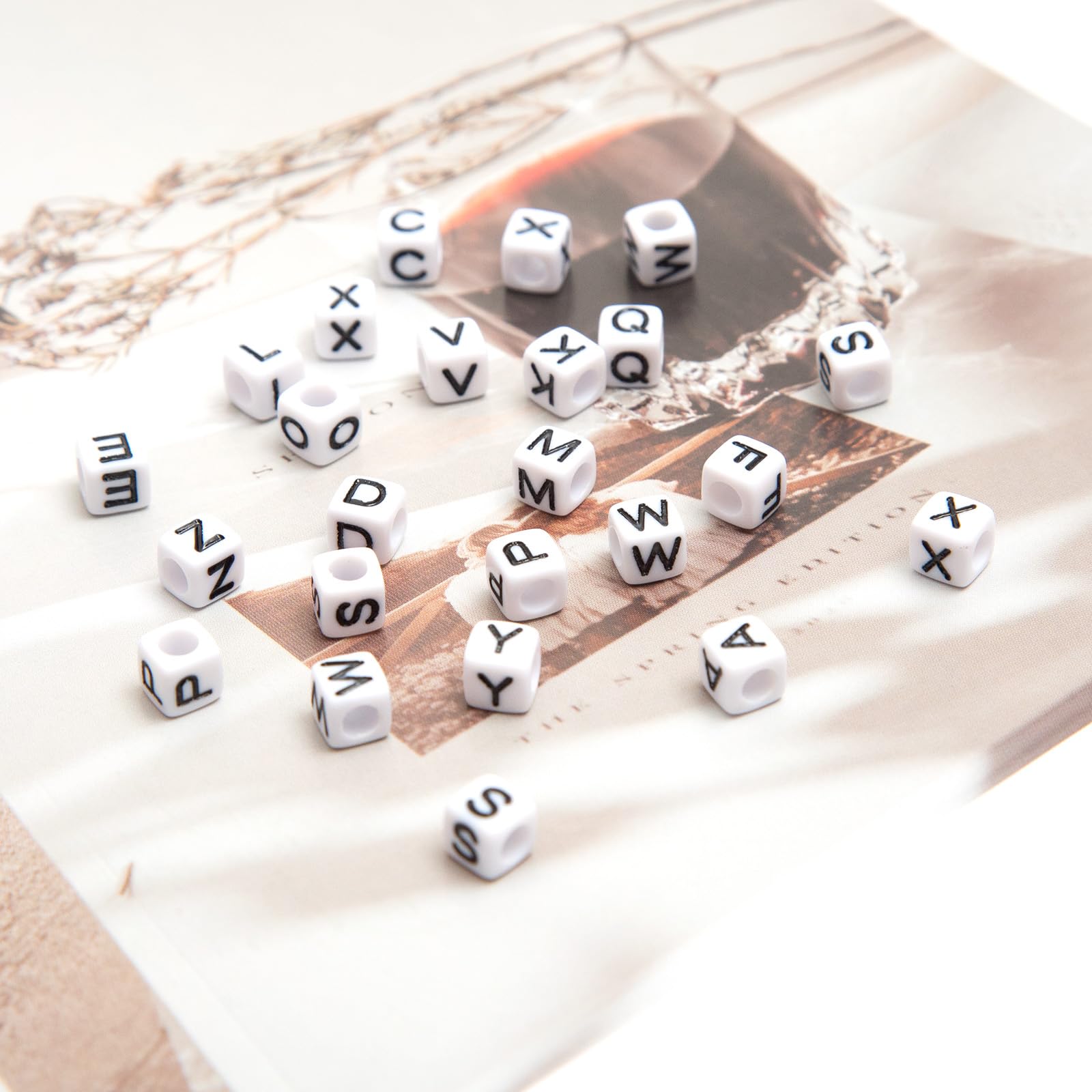 Quadratische weiße Buchstabenperlen, Acryl, 6 x 6 mm, Würfelperlen für Armbänder, Halsketten und Schmuckherstellung, Alphabet-Perlen, 1000 Stück
