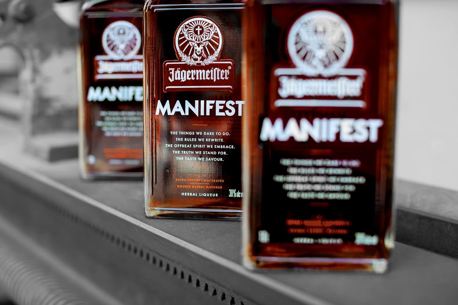 Jägermeister MANIFEST 70cl - Liquore premium a base di erbe con note di anice e frutta secca. 38% Vol.