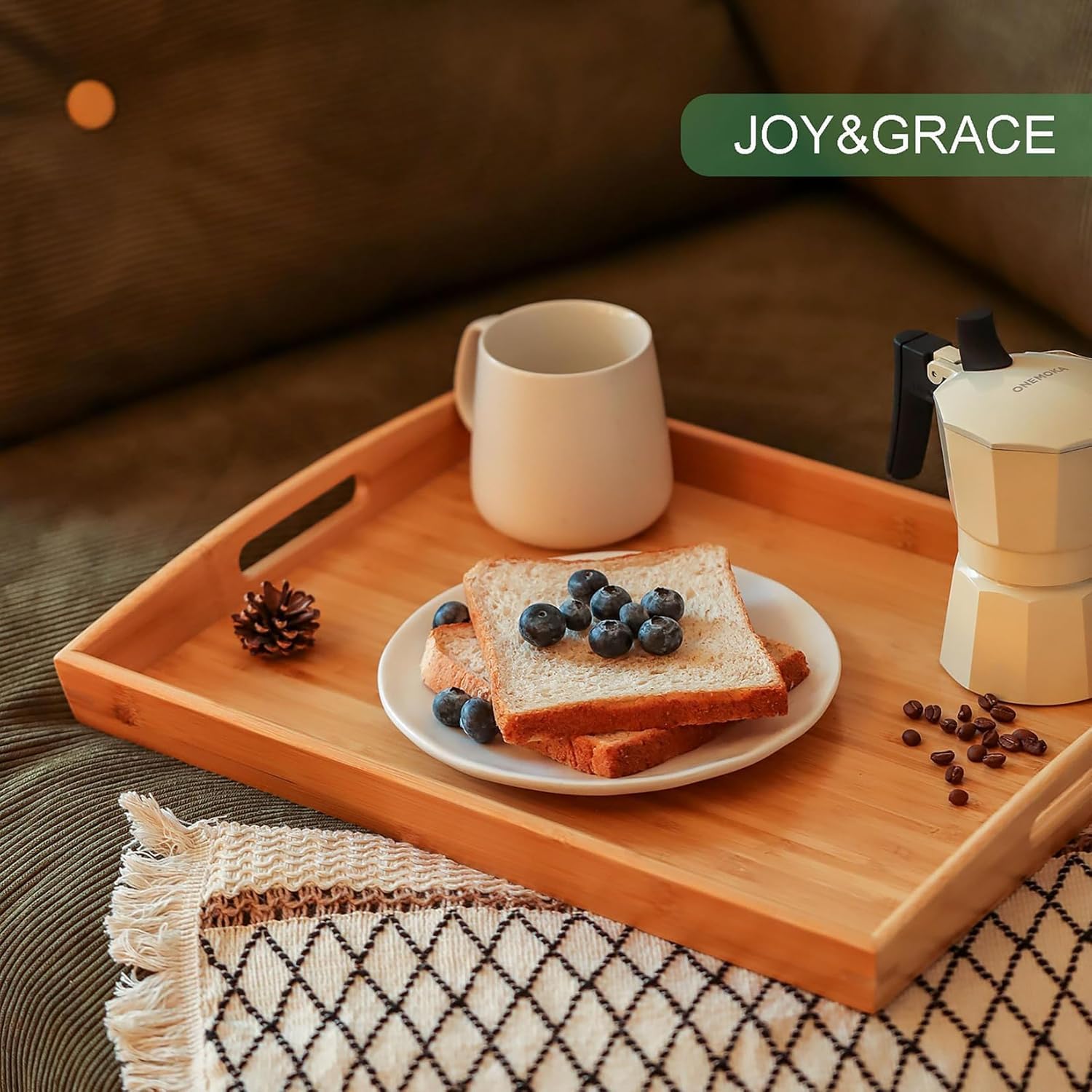 Joy&Grace Bambus Serviertablett mit Griffen – Frühstückstablett aus Holz, 42,6 x 32,5 cm – Esstablett fürs Bett, Sofa, Couchtisch & TV – 1 Stück