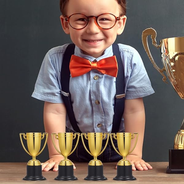 YARNOW Lot de 24 trophées de football en plastique - Petit trophée - Pour compétitions et cérémonies de remise de prix - Surface lisse - Récompense encourageante pour toutes les occasions - 2