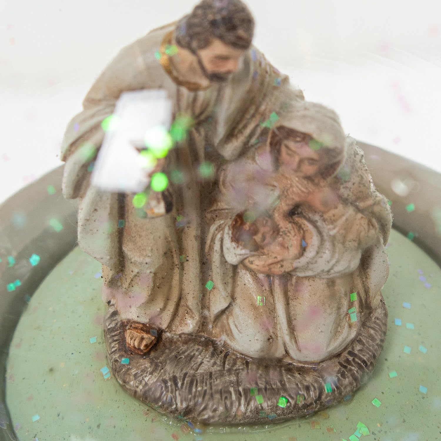 Figura de una Bola de Nieve con la Sagrada Familia en Tonos Naturales 5x13x7 cm