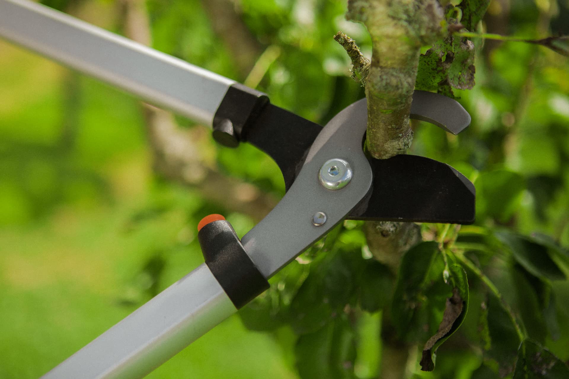 Tijera de Podar a 2 Manos - Modelo J500 - Fabricadas en Acero Teflonado y Empuñadura Bimaterial - Corte en Bypass con Gancho - 70 cm de Longitud - Ideal para Podas Secas - Altuna