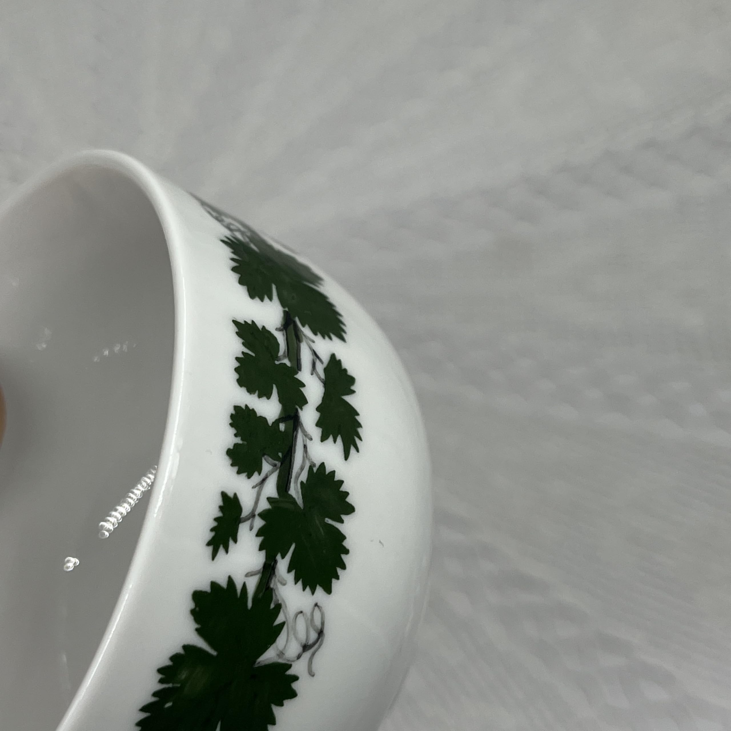 Generisch Sucrier en porcelaine motif feuilles de vigne avec couvercle avec bord blanc fabriqué et peint à la main en Meissen 5 cm de haut et 8 cm de large