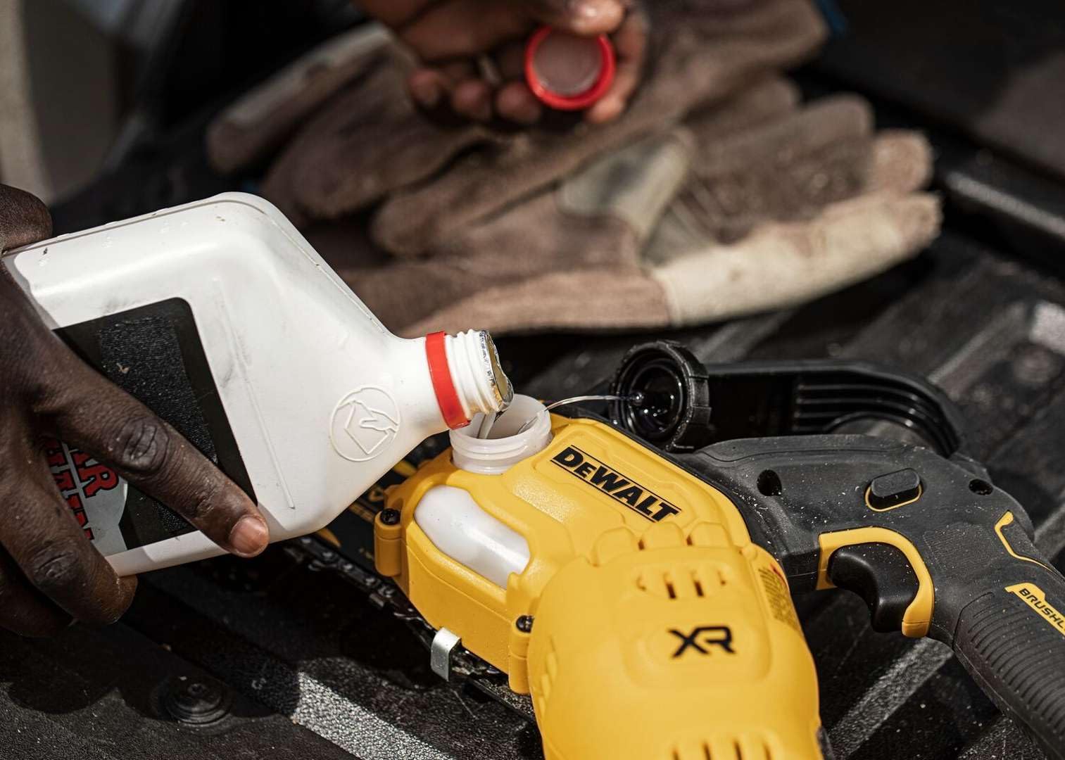 DEWALT Sierra de Poda XR 18V sans balais pour Jardiniers Passionnés - Performance Optimale avec Batterie Li-Ion 5Ah