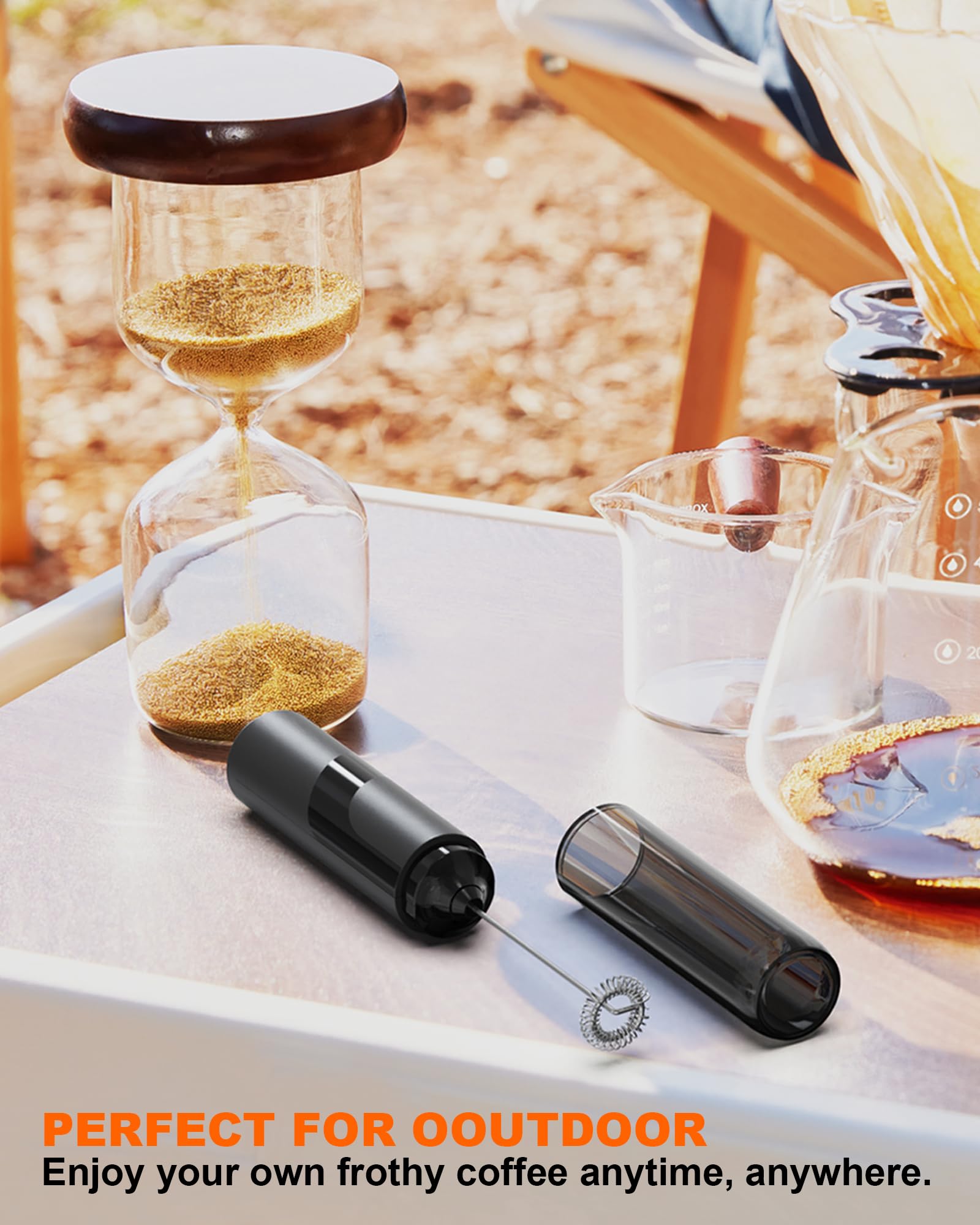 Espumador eléctrico de leche con tapa, mezclador de bebidas fácil de llevar, varita espumadora eléctrica a pilas para café, latte, capuchino, bebida frappé, chocolate caliente, negro