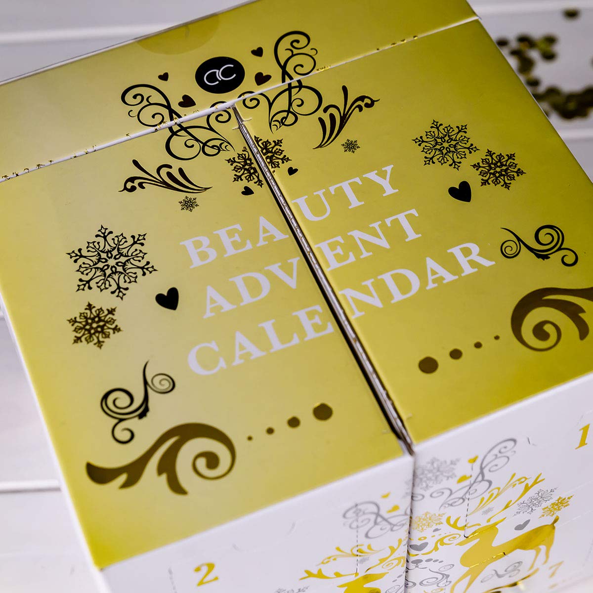 Accentra – calendario de Adviento de belleza con 24 artículos de maquillaje&cosméticos- Calendario para mujeres con brillo de labios, rímel esmalte de uñas, sombras de ojos, aplicadores y más