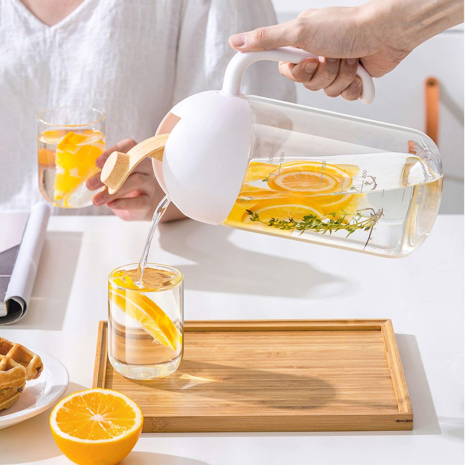 Pichet Le pichet de Verre de Grande capacité avec Couvercle Peut automatiquement Ouvrir et Fermer Le taitle à Froid en Verre avec Une échelle de précision (1,6L / 2L) Pichets (Size : 1.6L)