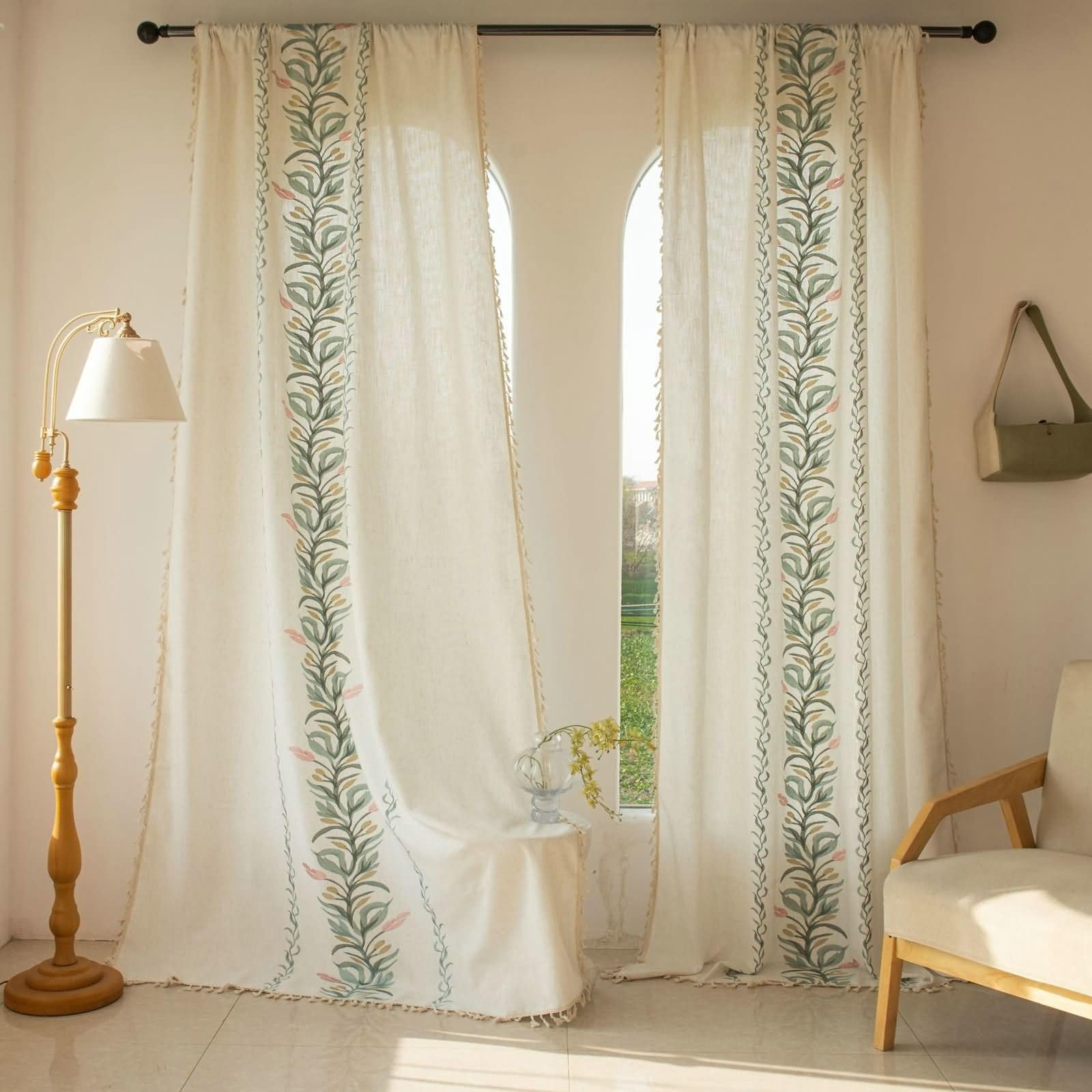 Rideau floral vert et beige pour créer une ambiance feutrée et vintage dans la chambre