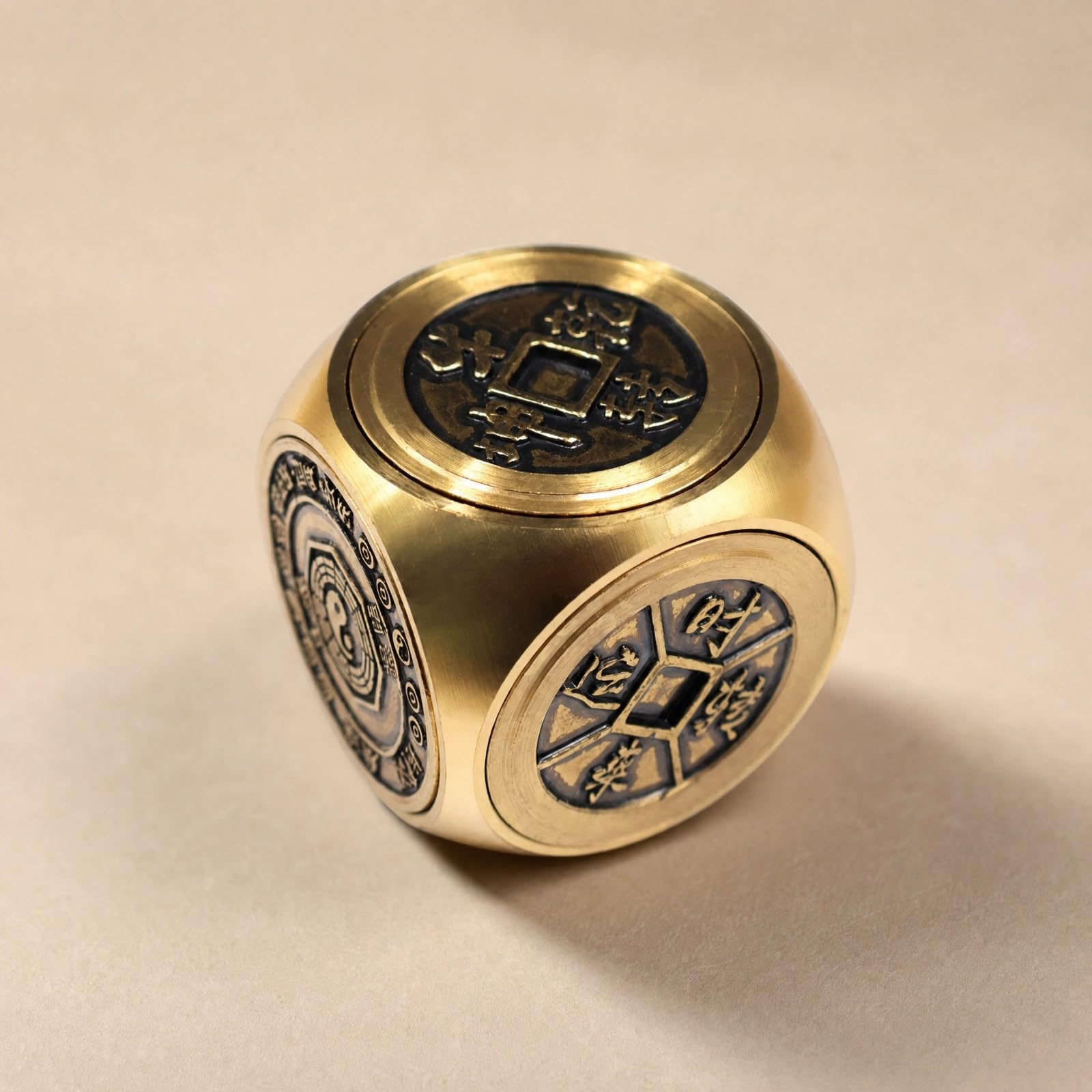 predolo Sechseckig Drehobjekt mit Relief | Traditionelle chinesische Motive, Fidget-Würfel aus Messing, Zappelwürfel mit Schaltern, für Büro