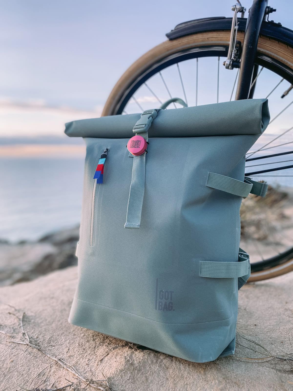 Roam Smart Tracker, Fonctionne avec Android et iPhone, suit vos clés, sacs, vélos, et plus encore. Batterie remplaçable d'un an, résistante à l'eau et à la poussière, sangle intégrée et cordon de clé