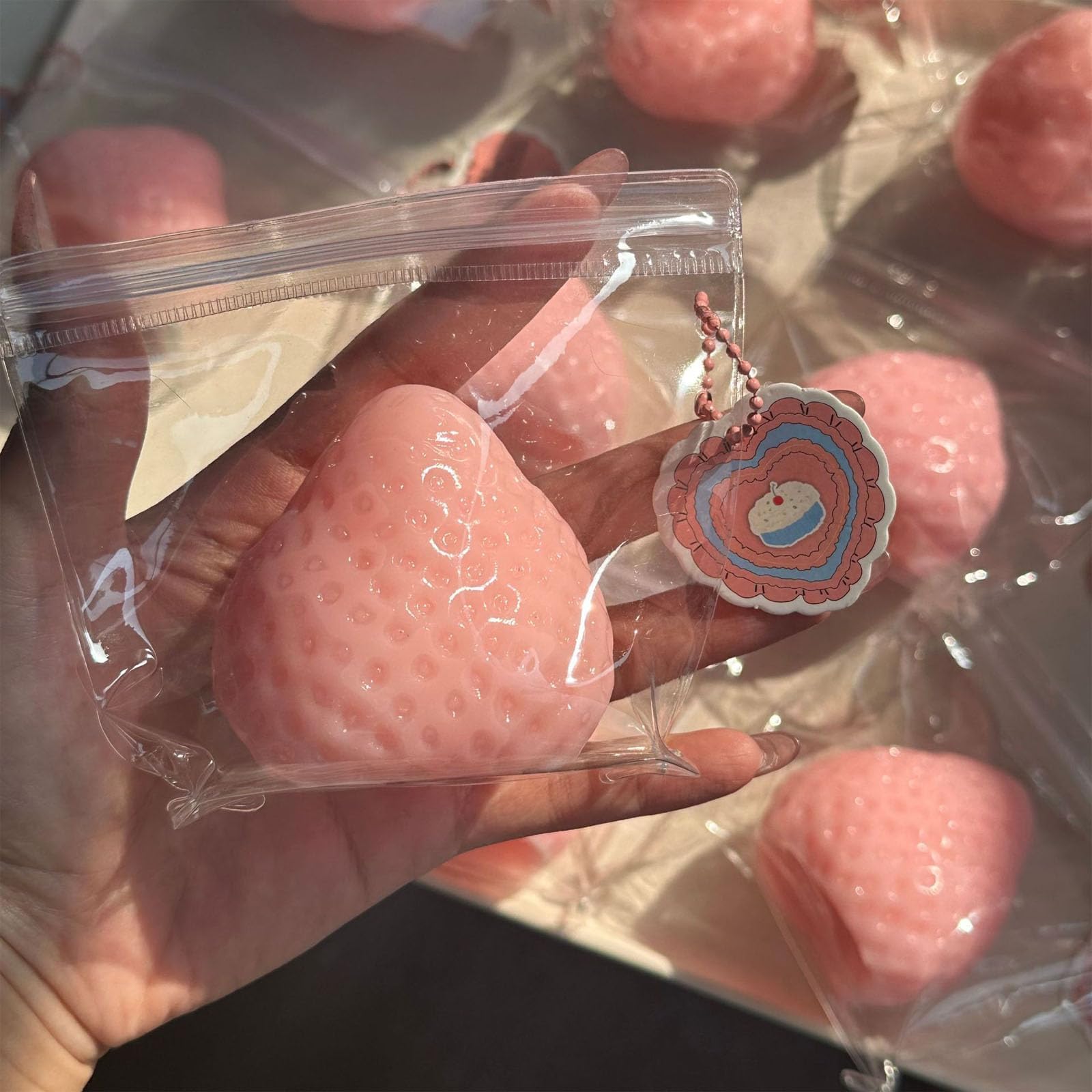 Amazon | 手作りのストロベリータバスクイーズおもちゃ、かわいい