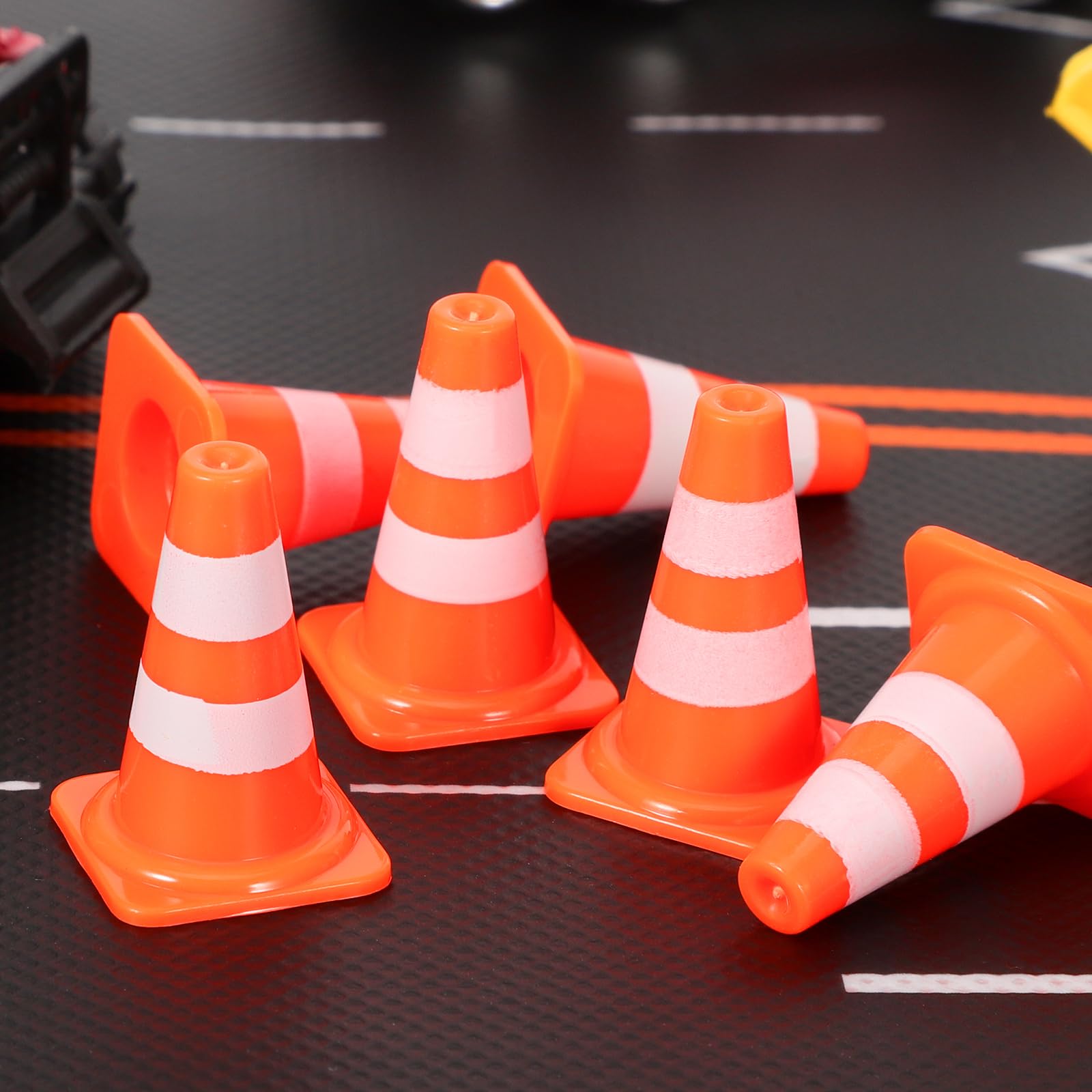 50 Stück Mini-Verkehrskegel – 2,4x1,1 Cm, Aus Kunststoff, Für Modellbau, Deko Oder Als Lernspielzeug