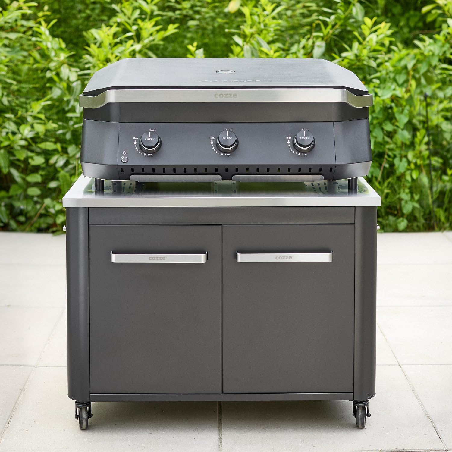 Cozze® | Cucina da esterno bassa H70 cm con piano in acciaio inox | Altezza ideale per plancha | 2 ante | 2 ripiani fissi | 6 ganci | 4 ruote Ø75 mm | Struttura in acciaio verniciato | Max 100 kg