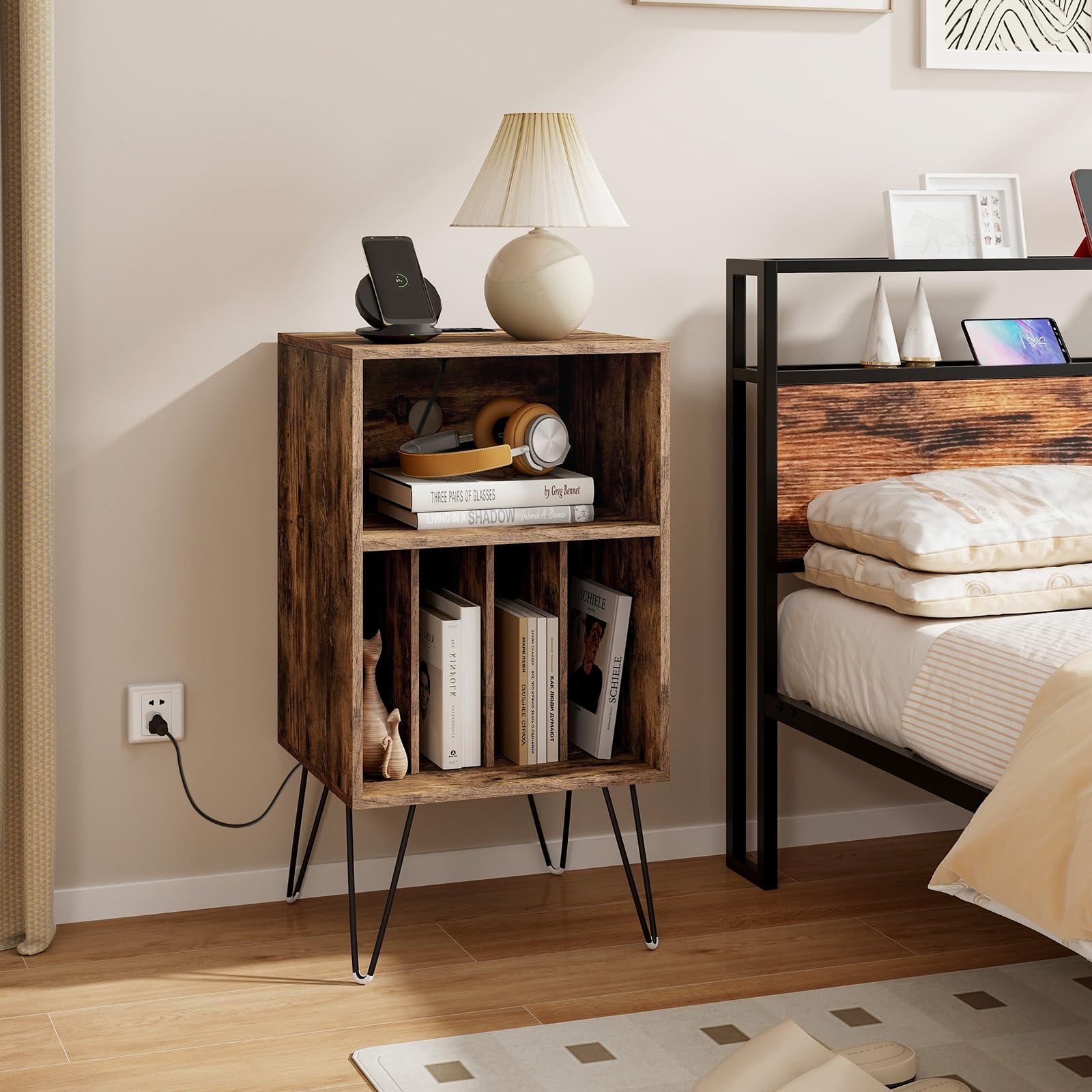 GIANTEX Support Tourne-Disque Vinyle à 3 Niveaux, Table d'Appoint avec Station de Charge, USB Type C, 2 Prises, Meuble Tourne-Disque avec Pieds en Métal, 48 x 40 x 88 CM (Marron Routique)
