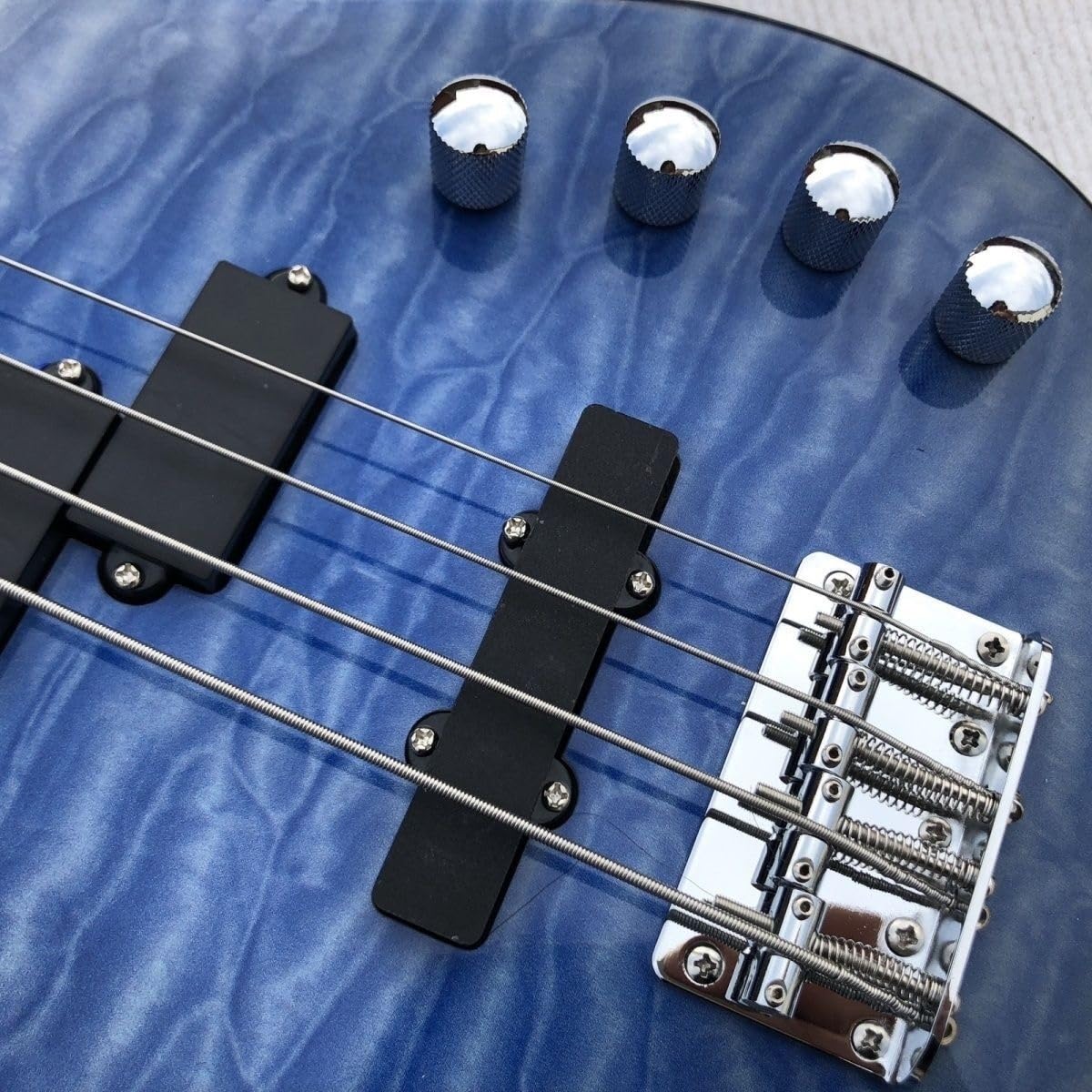 Bajo eléctrico de 4 cuerdas, 24 trastes, pastillas de tamaño completo, cuerpo de tilo macizo Blue Tiger Flame Burst for principiantes.