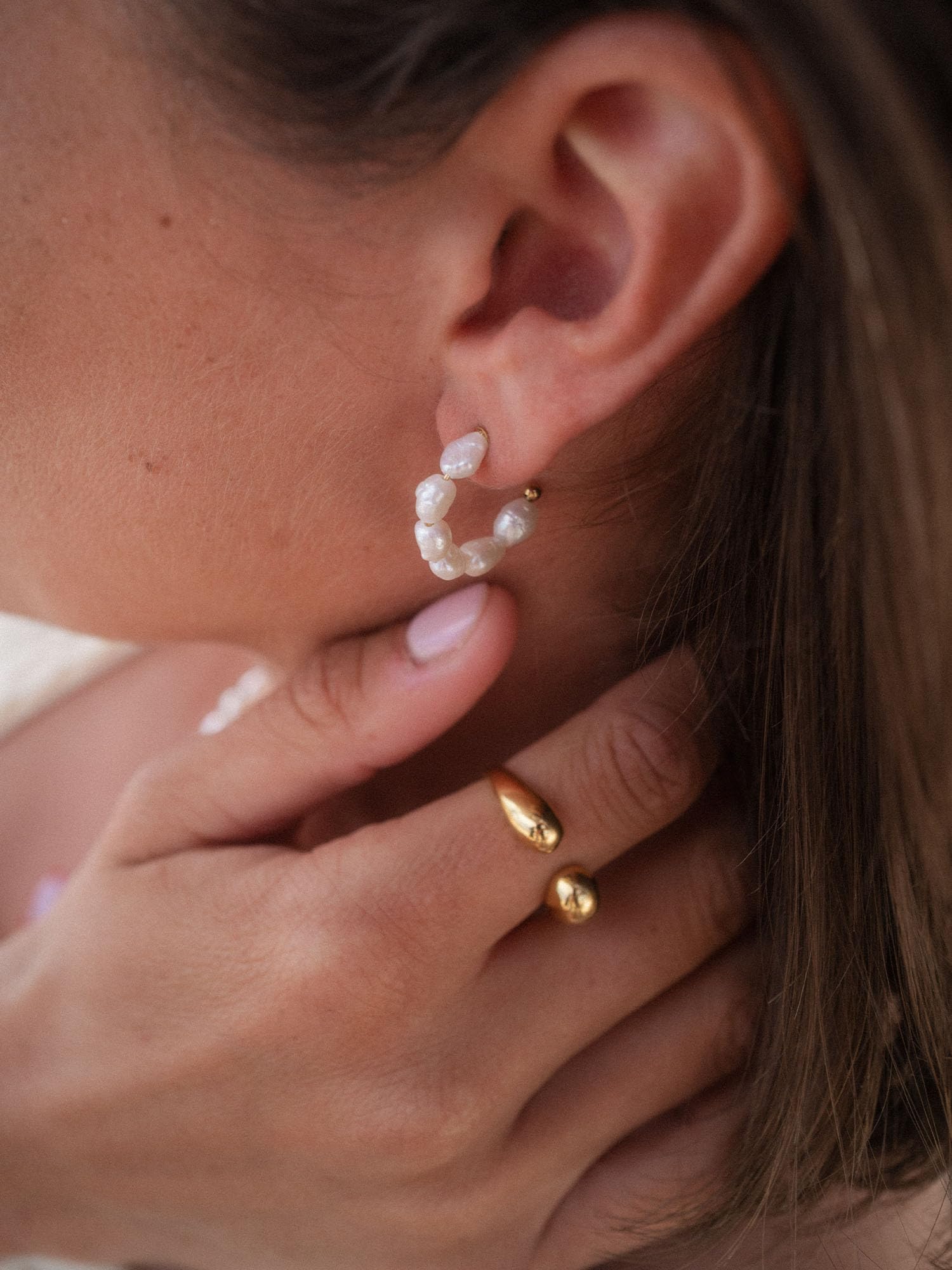 Purelei Organic Pearl - Orecchini a cerchio in acciaio inox con vera perla d'acqua dolce, placcati in oro 14 K/18 K, 23 mm, eleganti gioielli di perle da donna
