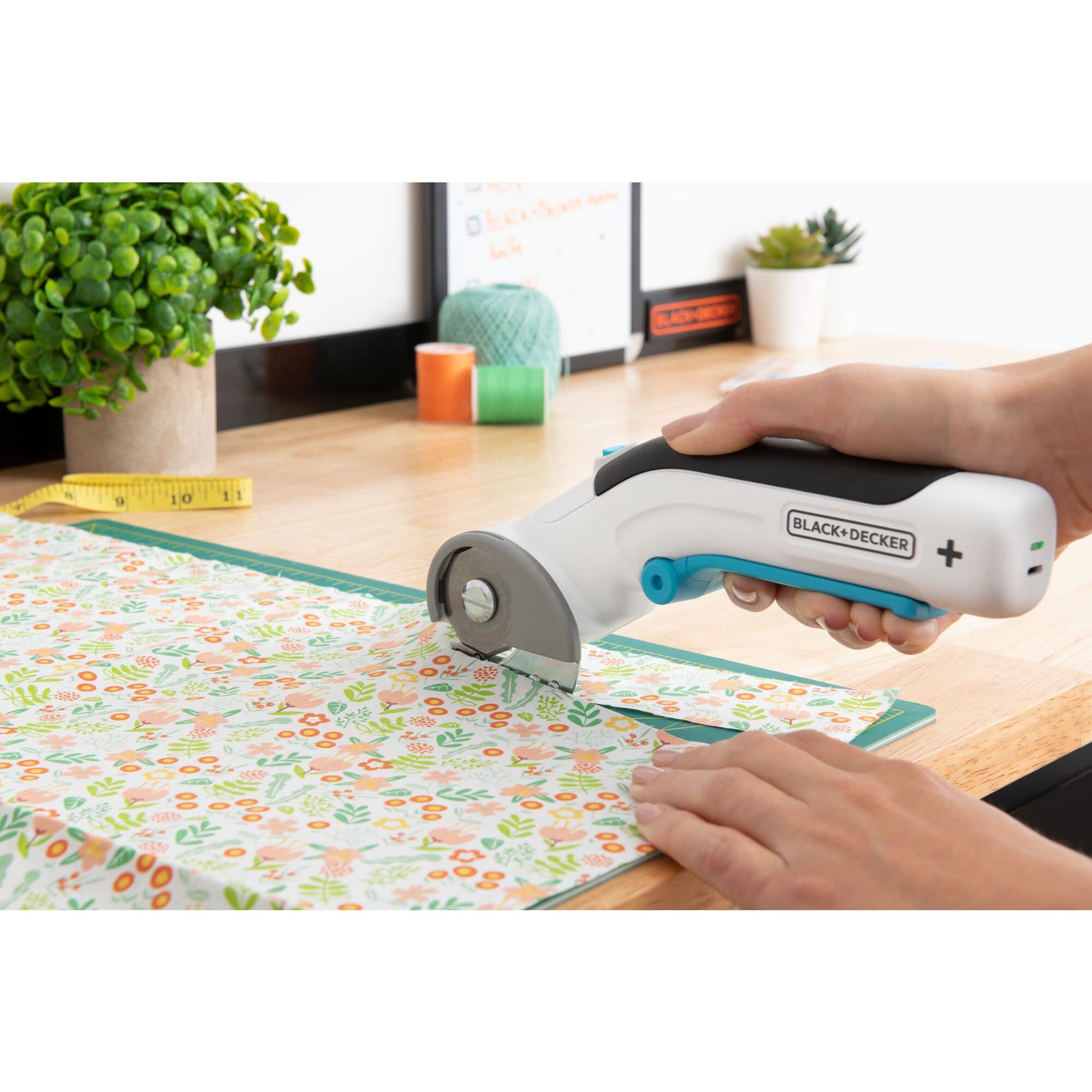 BLACK+DECKER Cutter Rotatif électrique Sans fil 3.6V Gamme CRAFTING avec lame auto-affutée BCRC115-XJ