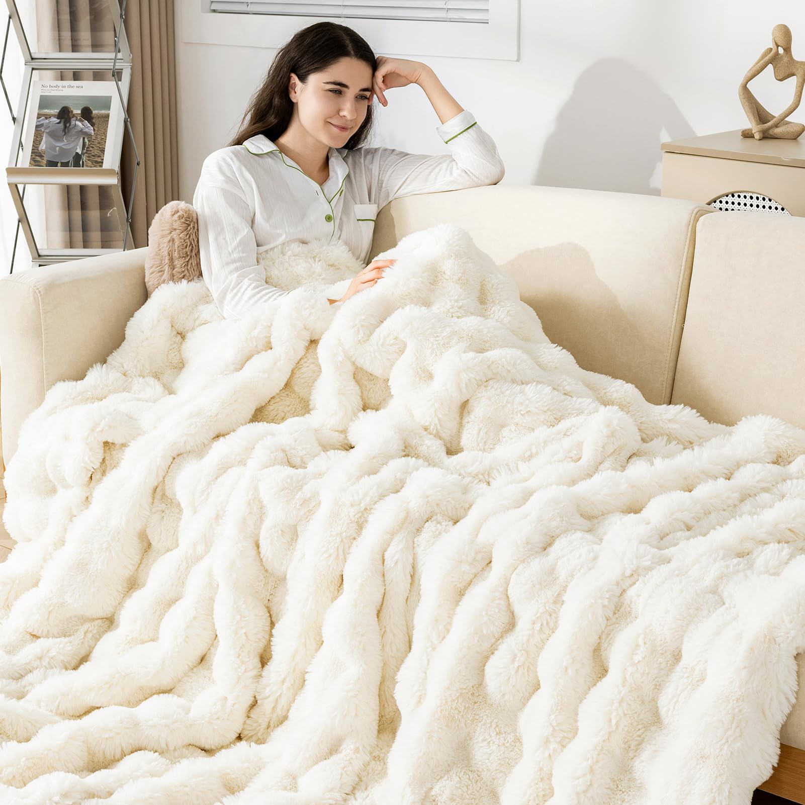 OMERAI Manta mullida con burbujas, mullida, suave y gruesa, manta de piel sintética, para sofá, cama, sofá, lavable a máquina, color beige claro, 180 x 230 cm