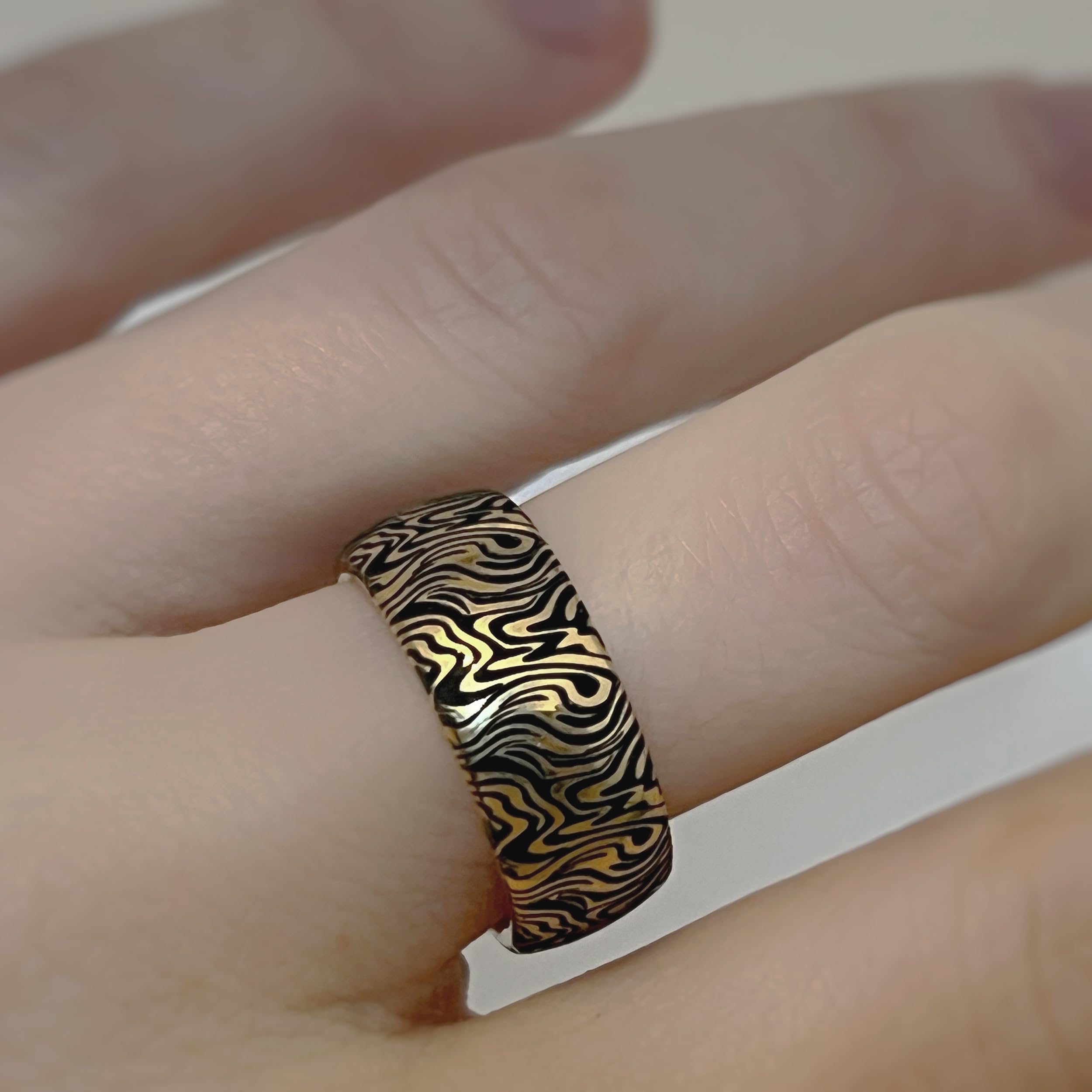 HoloRing Gold Wolframring mit Schwarzer Gravur – 8mm Breiter Ring im Mokume-Gane-Stil für Damen und Herren – Ehering, Verlobungsring oder Partnerring – Größen 49–69 – Individuelle Innengravur möglich