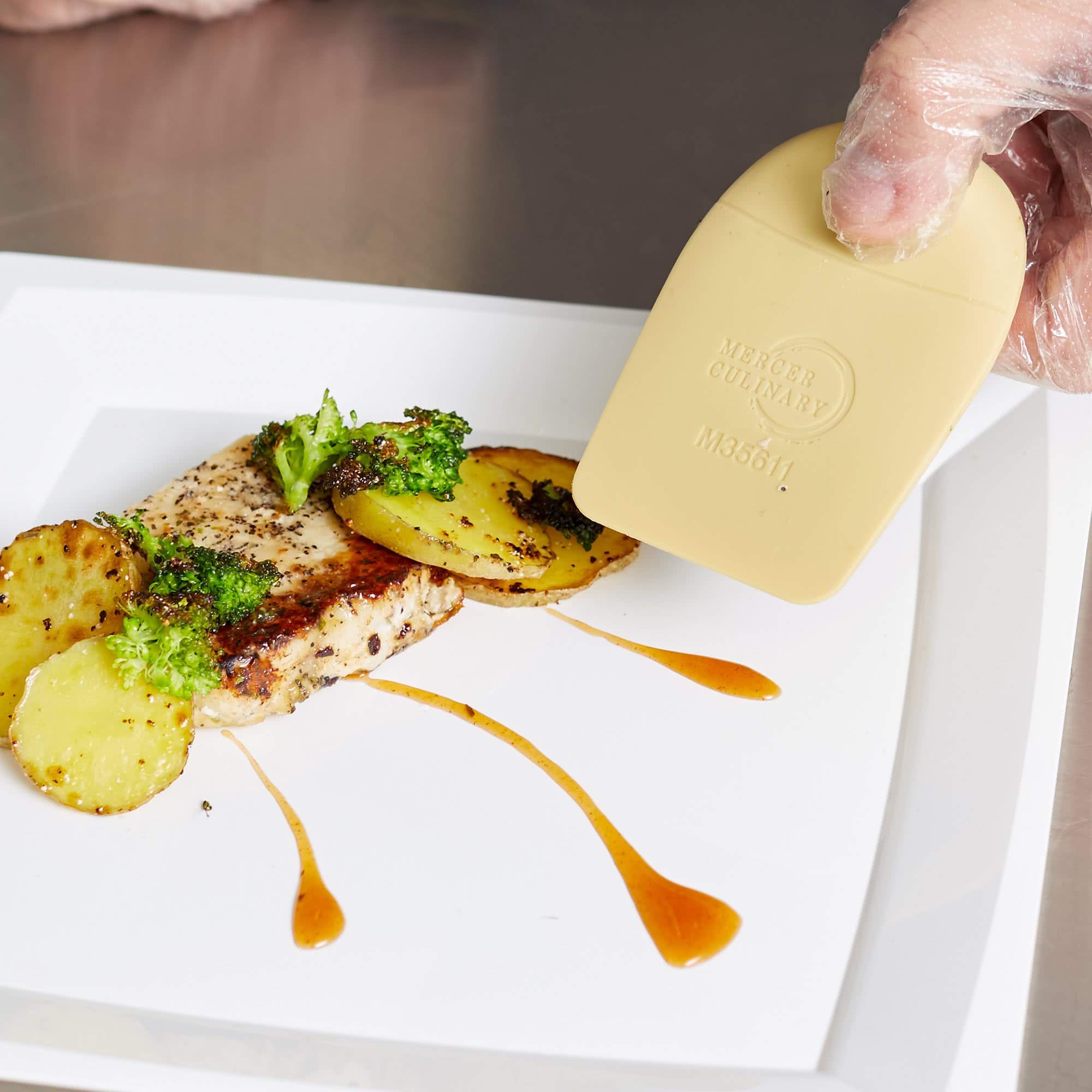 Mercer Culinary Silicone Plain Edge Plating Wedge, Multi-Colour, 3 3/4" x 2 1/2" (9.5 x 6.4 cm) - Image 4