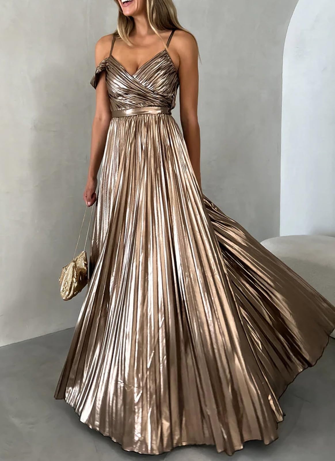 Vestido Largo Plisado Dorado con Escote en V Profundo sin Mangas metálico