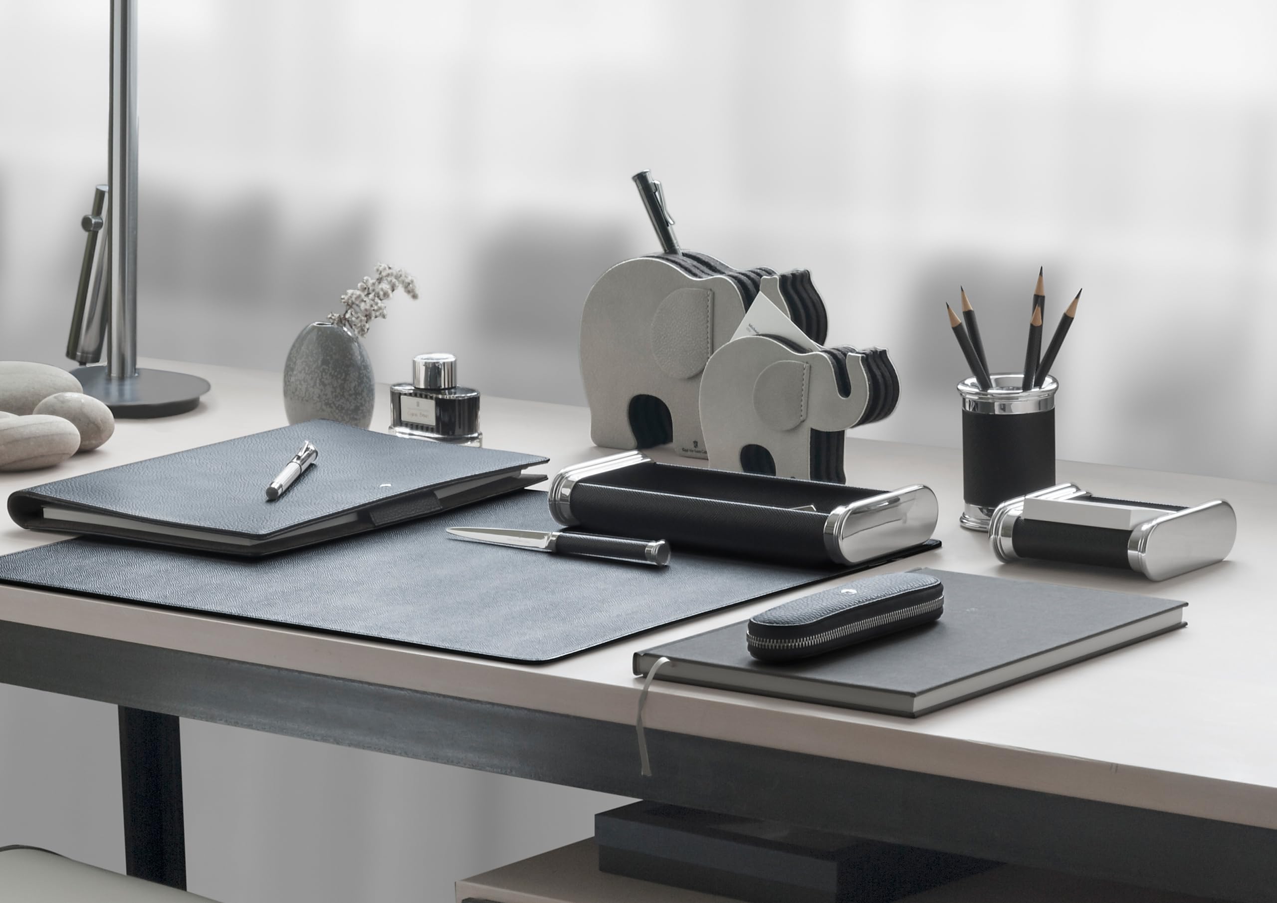 Graf von Faber Castell - Stiftehalter Elefant Grau, Größe S | Aus grauem Nubukleder mit 12 Polychromos Buntstiften und drei Filzfächern