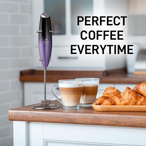 Vista 335 de Zulay Kitchen - Espumador de leche de mano con pilas AA Duracell: batidora de bebidas resistente para café, latte, capuchino y más, color aurora
