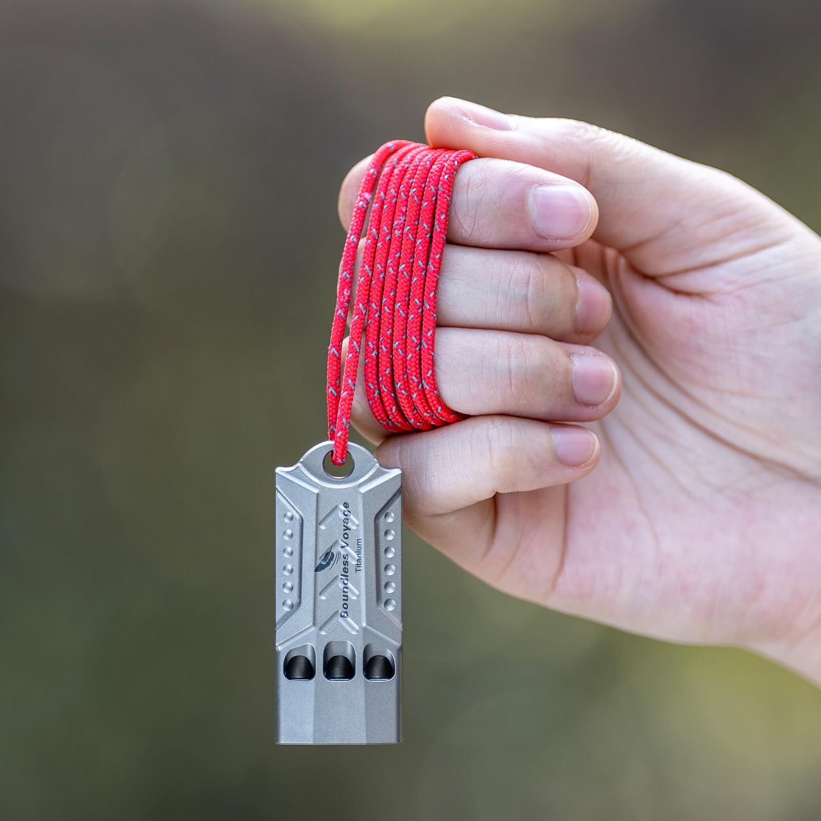 Boundless Voyage Fischietto in titanio di emergenza di sopravvivenza con cordino forte per salvare la vita, escursionismo, allenamento animali domestici, fischietti sportivi Ti9022O