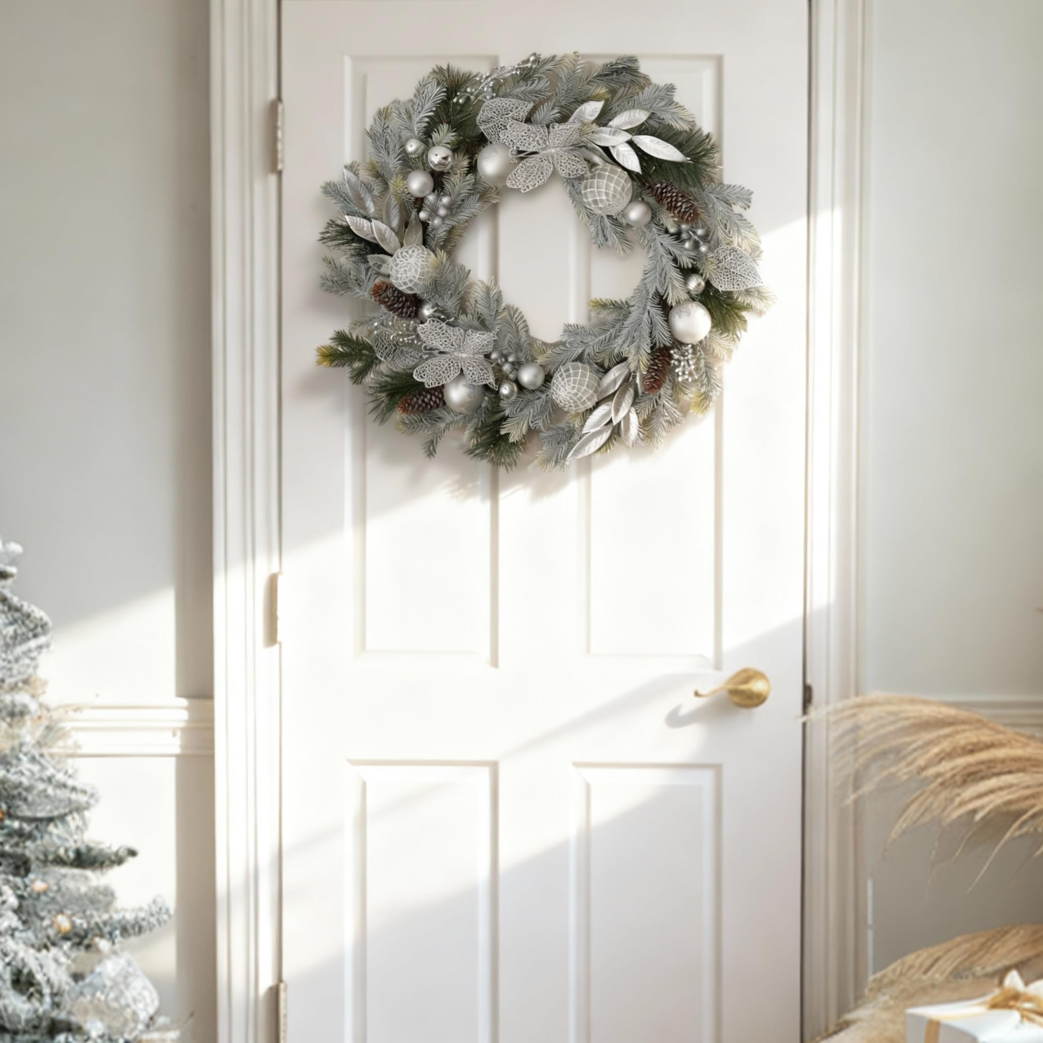Decorbyhannah Corona de Navidad, coronas de Navidad de 24 pulgadas para puerta delantera con luces, arrecife plegable artificial para interiores y exteriores con adornos de piña de bayas para ventana