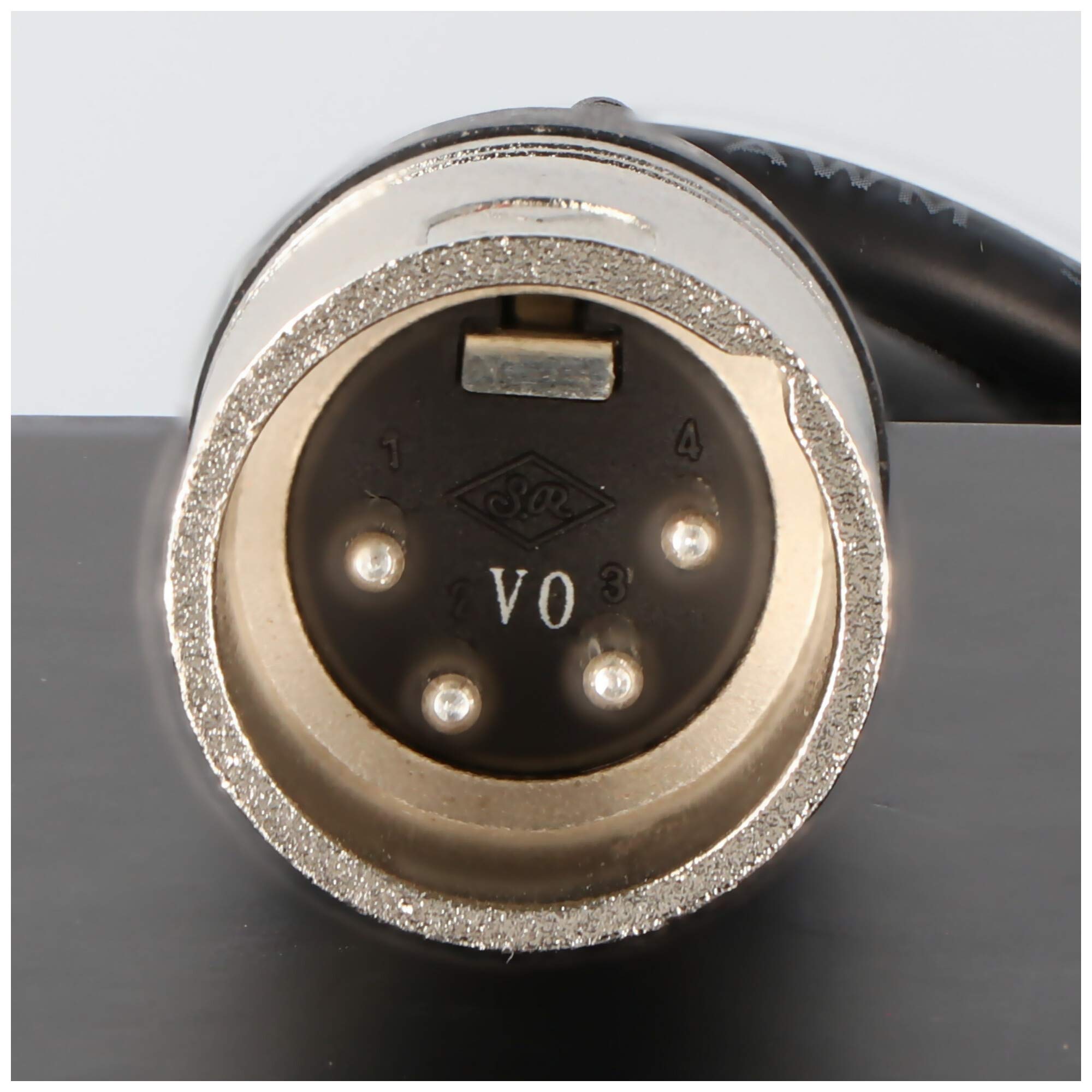 Chargeur 6A pour batterie de vélo électrique 36V Le chargeur silencieux 6A 36V avec un poids de seulement 630 grammes, sans ventilateur.