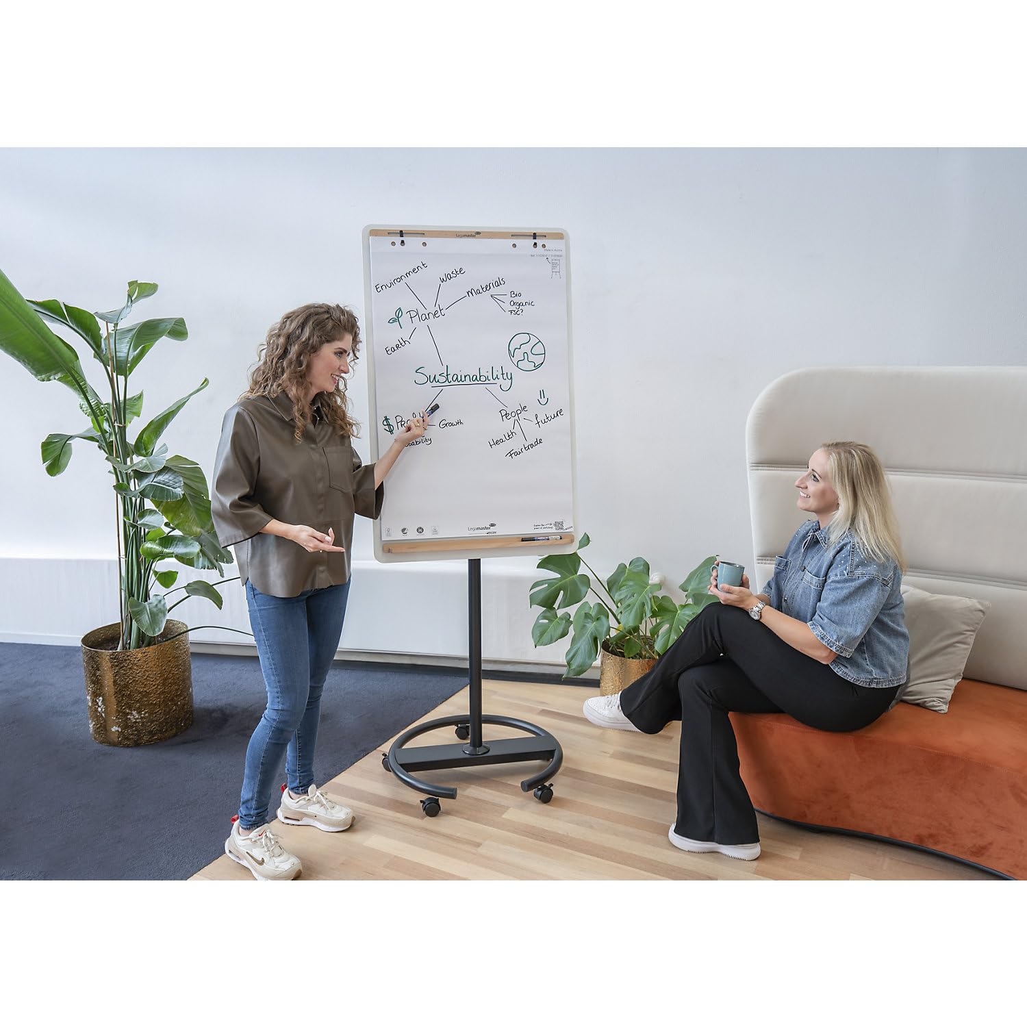 Legamaster SKETCH INFINITE Flipchart – weiß – mobiler Rundfuß – 2in1 Whiteboard & Papiertafel – rahmenlos, magnetisch – Präsentationstafel für Büro, Meetings und Workshops | Stahl, emailliert, Rundfuß mit Rollen