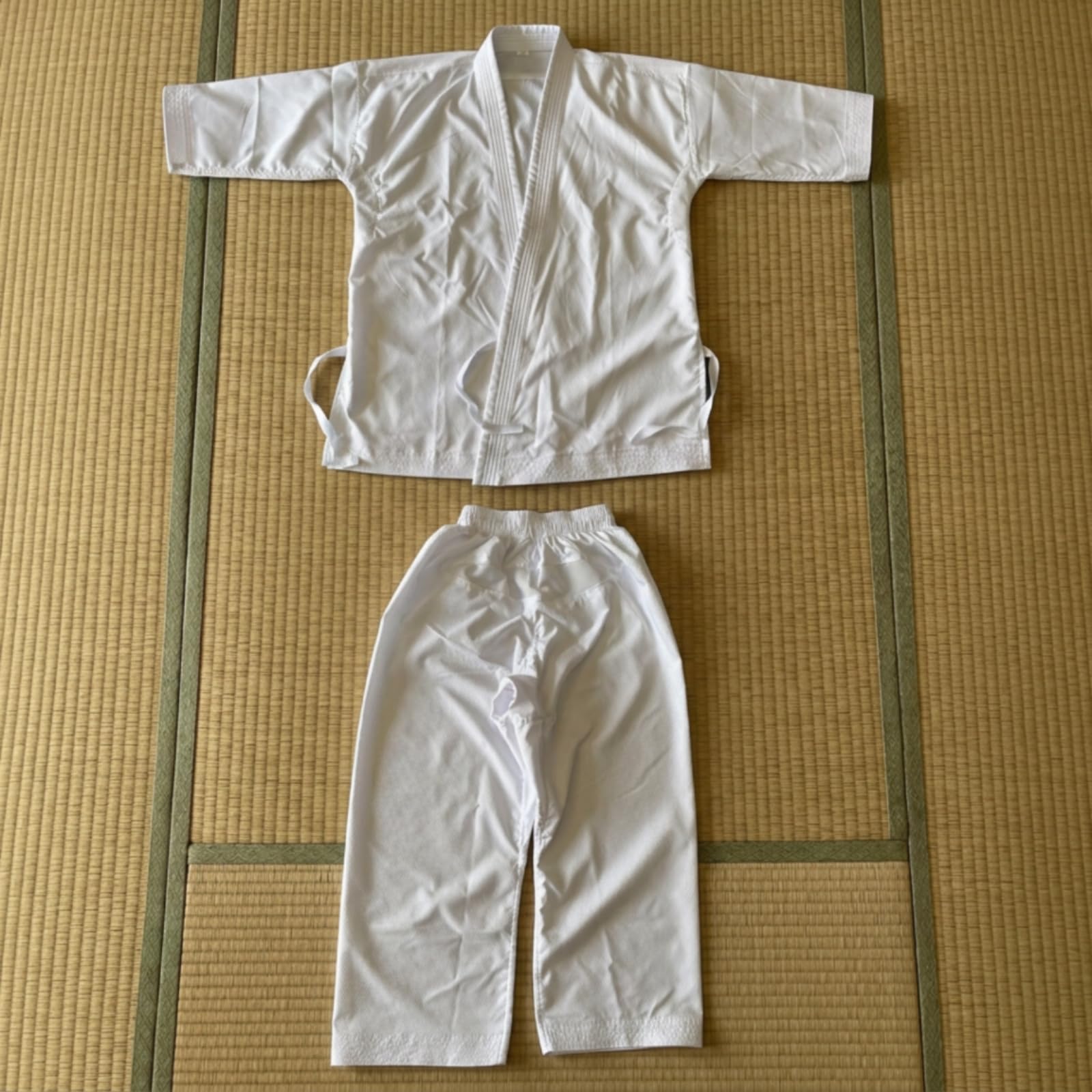 Kimono Karate Estivo Completo Giacca Pantaloni Cintura Traspirante Leggero Design con Lacci Laterali E Vita Flessibile Massima Mobilità in Posizioni