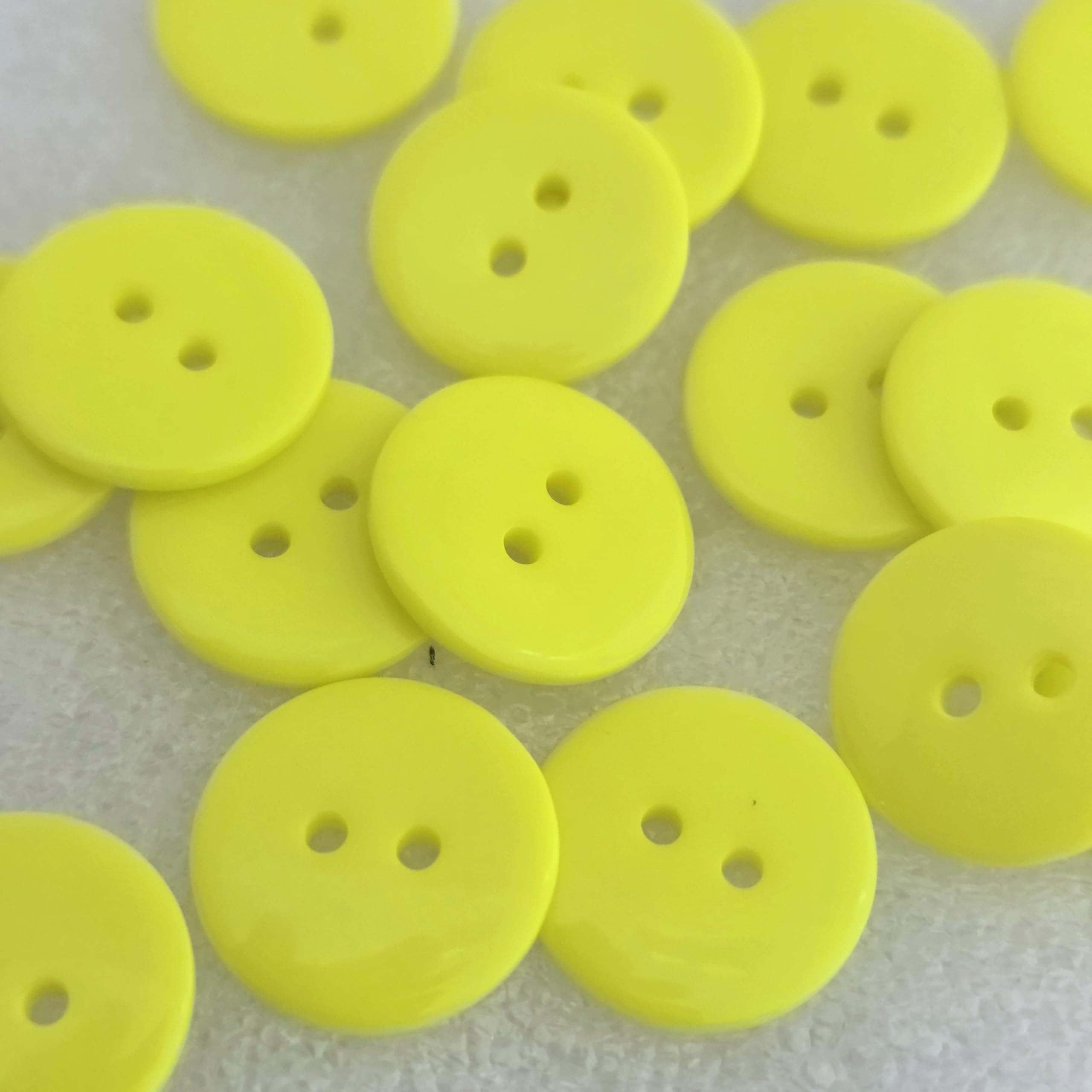 MajorCrafts® 48pcs 20mm 2 Holes Round Resin Sewing Buttons Needlework Arts and Crafts (Yellow Green) — image 1