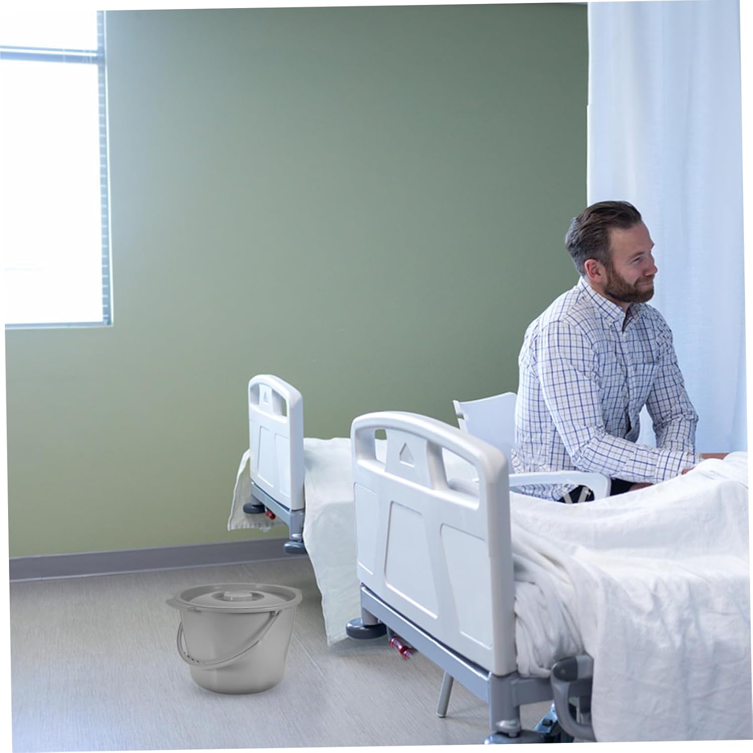 Portable Toilet Chamber Pot Lid Plastic Urine Bucket for Adults Handheld Spittoon for Bedroom and Camping Easy to Carry Anti-Splash Design