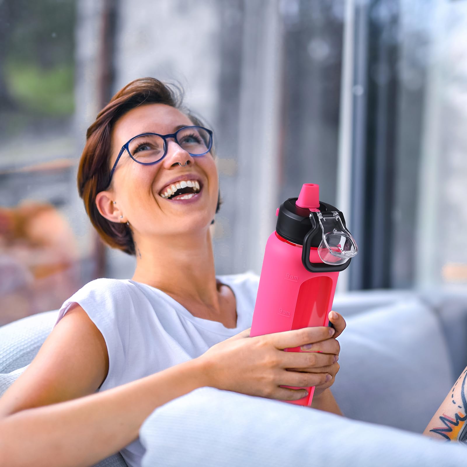 BLUEGO 900ml Bottiglia d'acqua in vetro con manico e cannuccia con manicotto in silicone per sport da palestra all'aperto Bottiglia d'acqua motivazionale a prova di perdite, Viola