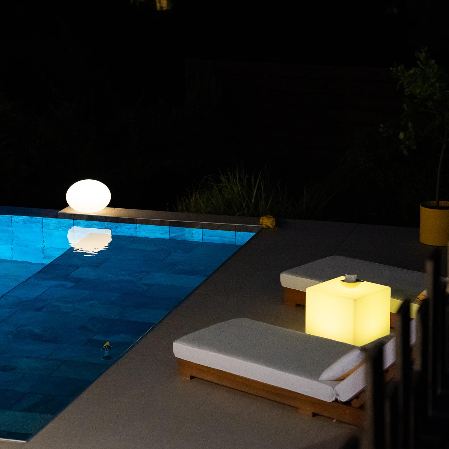 GuirLED LED Solarwürfel & Wasserdicht RGB+W 40 cm 100 % Freistehend & Fernbedienung