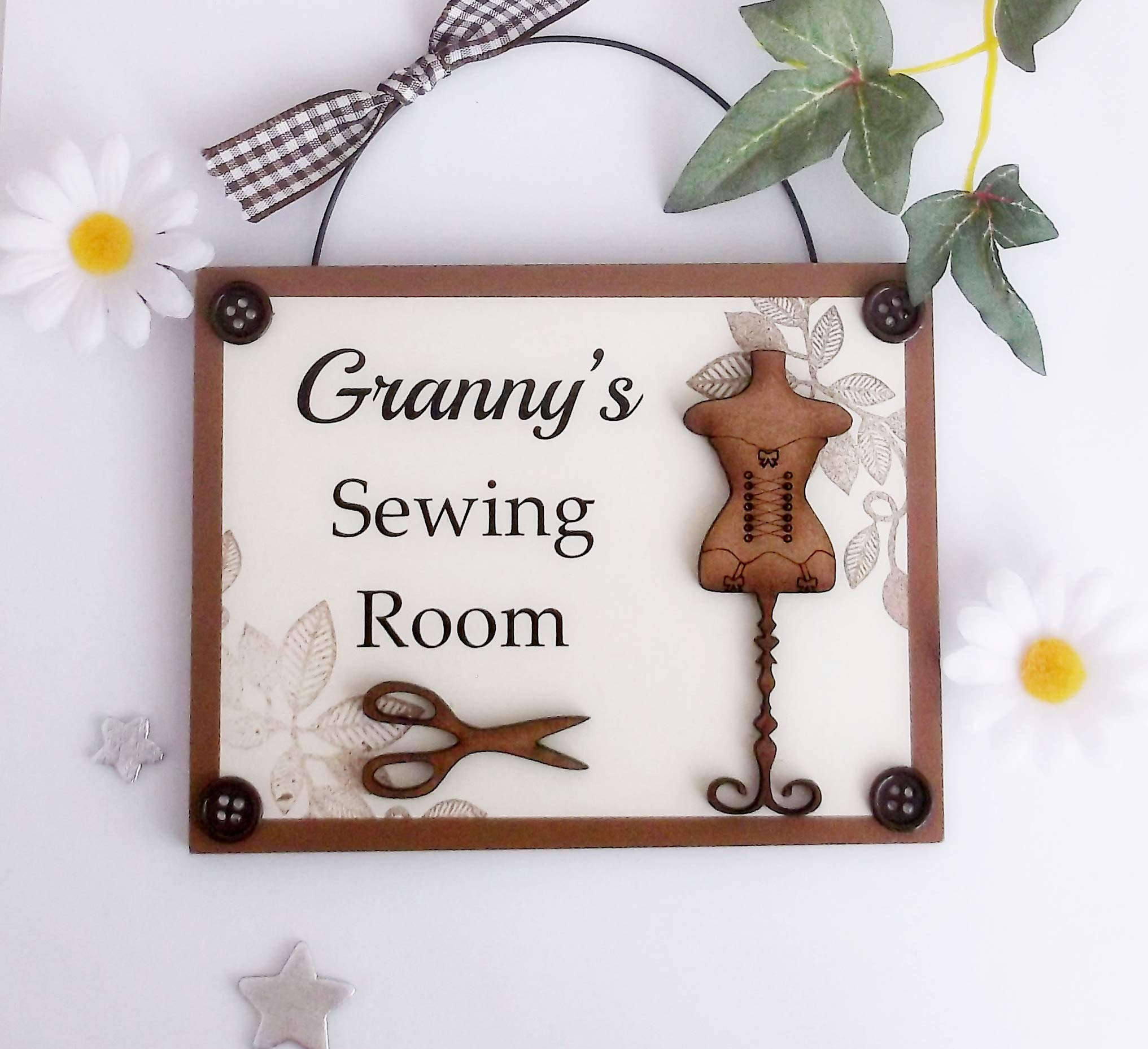 Craftworks Originals Granny's Sewing Room Door Plaque with Scissors and Dressmaker's Accessories Decoration