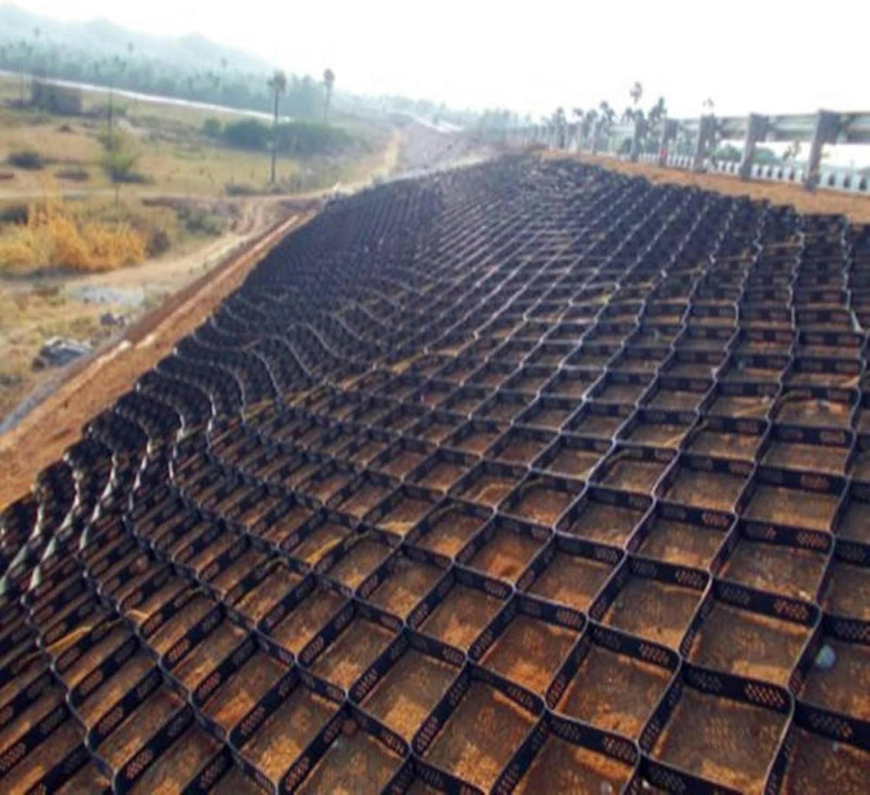 Grille de pente anti érosion pour fixer le gravier en colline