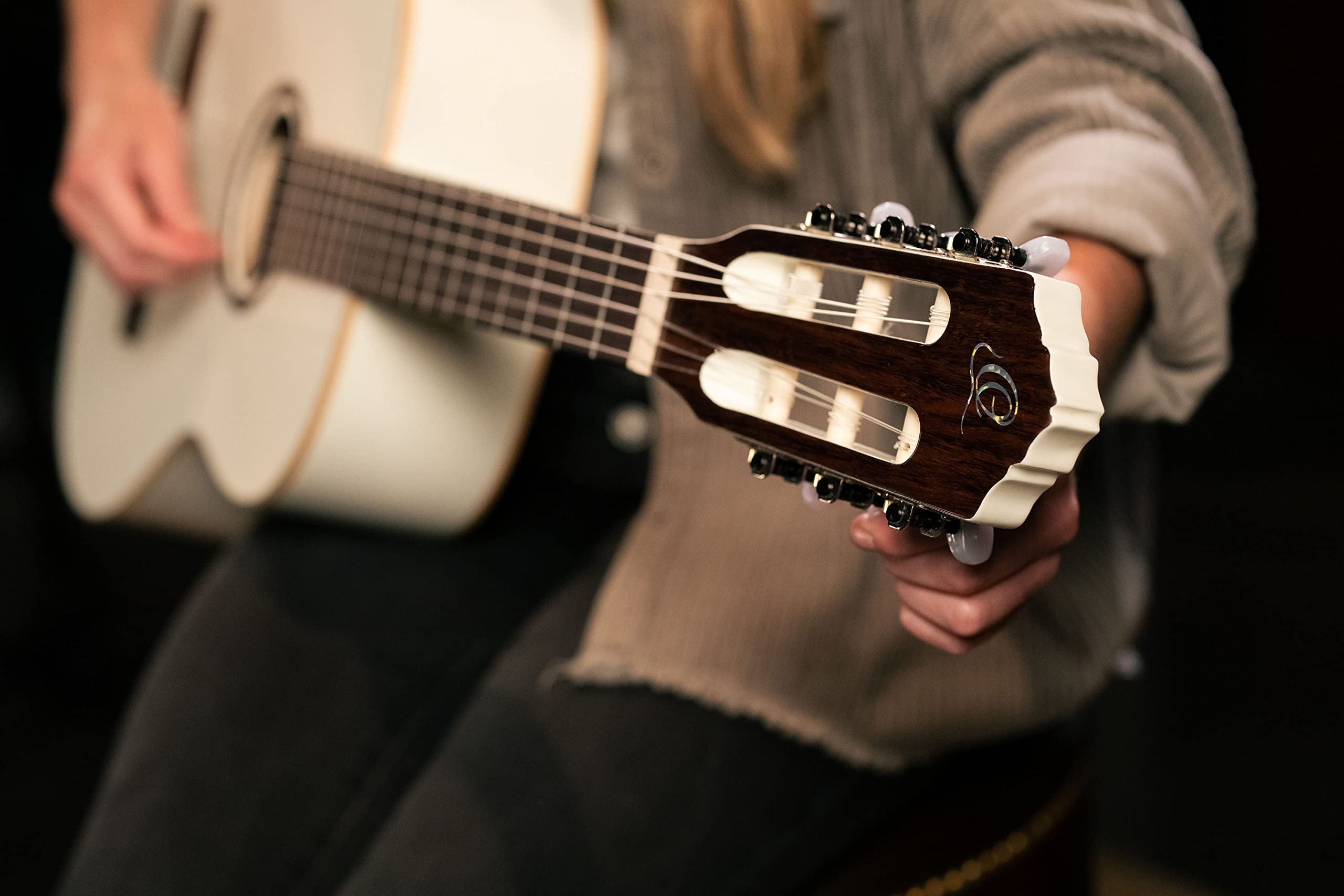 Ortega Guitars Guitarra Clásica Family Series 4/4 con Funda Slim Neck, Blanco, R121SNWH