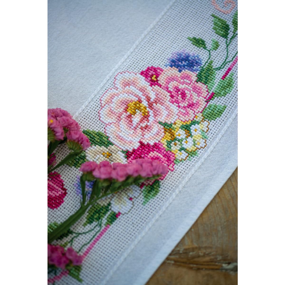 Vervaco Tovaglia Punto Croce Con Tela Aida FIORI E FARFALLE Biancheria Da Tavola Set Fai Da Te Creativo Punto Croce Contato Kit 80 x 80 cm Hobby Creativi Adulti Casa Decor Cross Stitch Embroidery