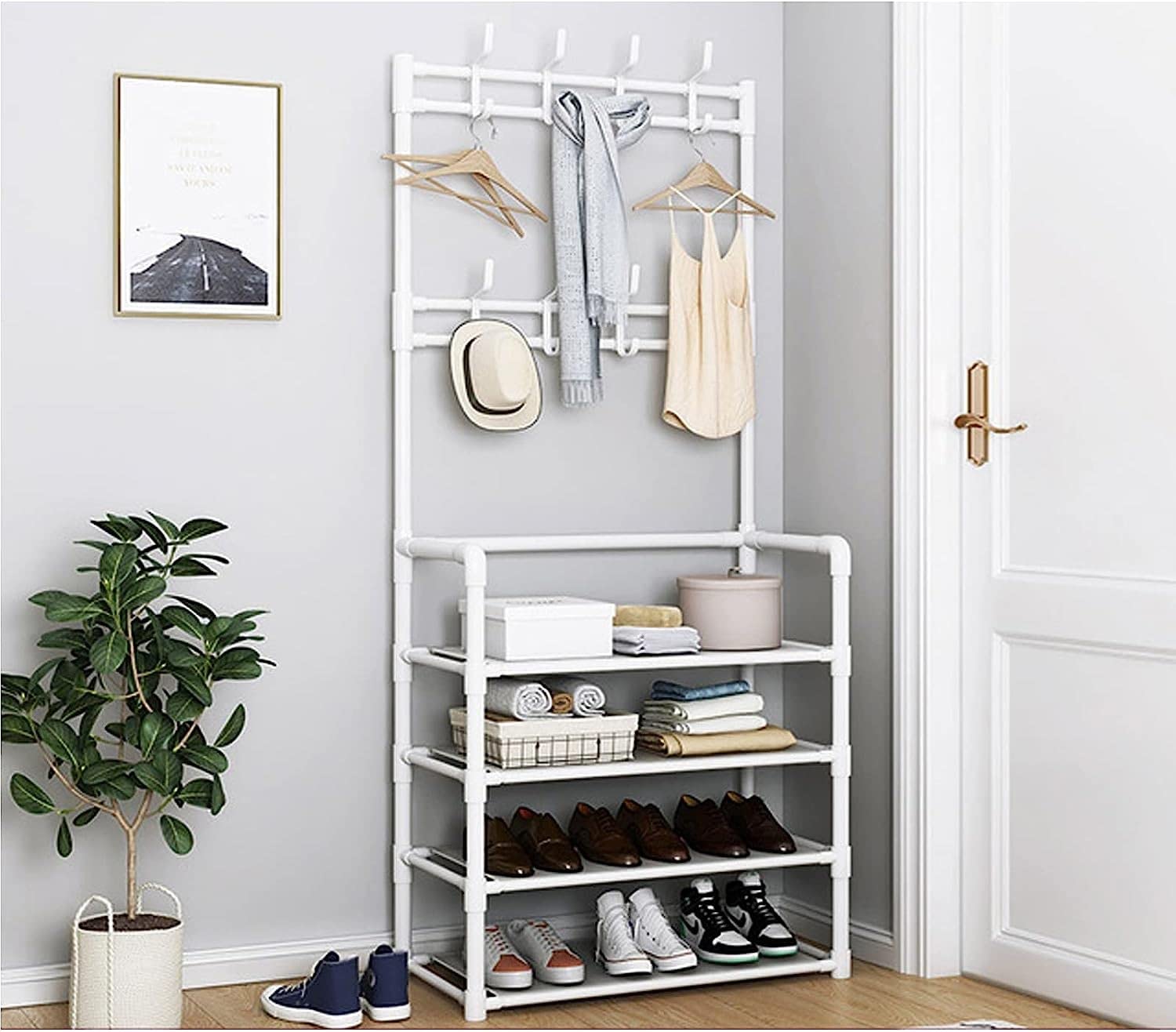 Rail à vêtements avec étagères de rangement pour transformer votre chambre en dressing épuré